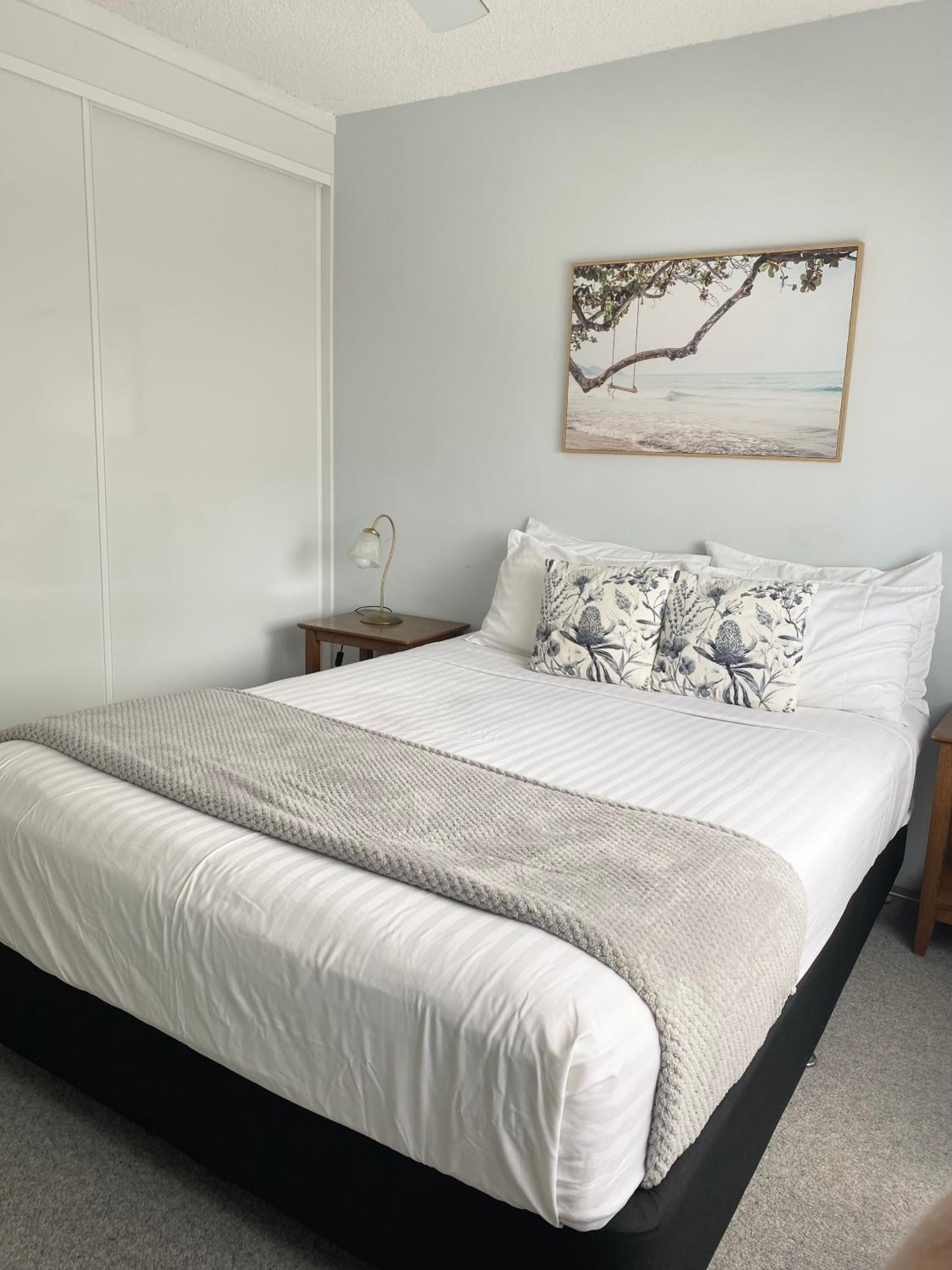 Front Unit - Two-Bedroom Apartment with  Ocean View - Photo 8