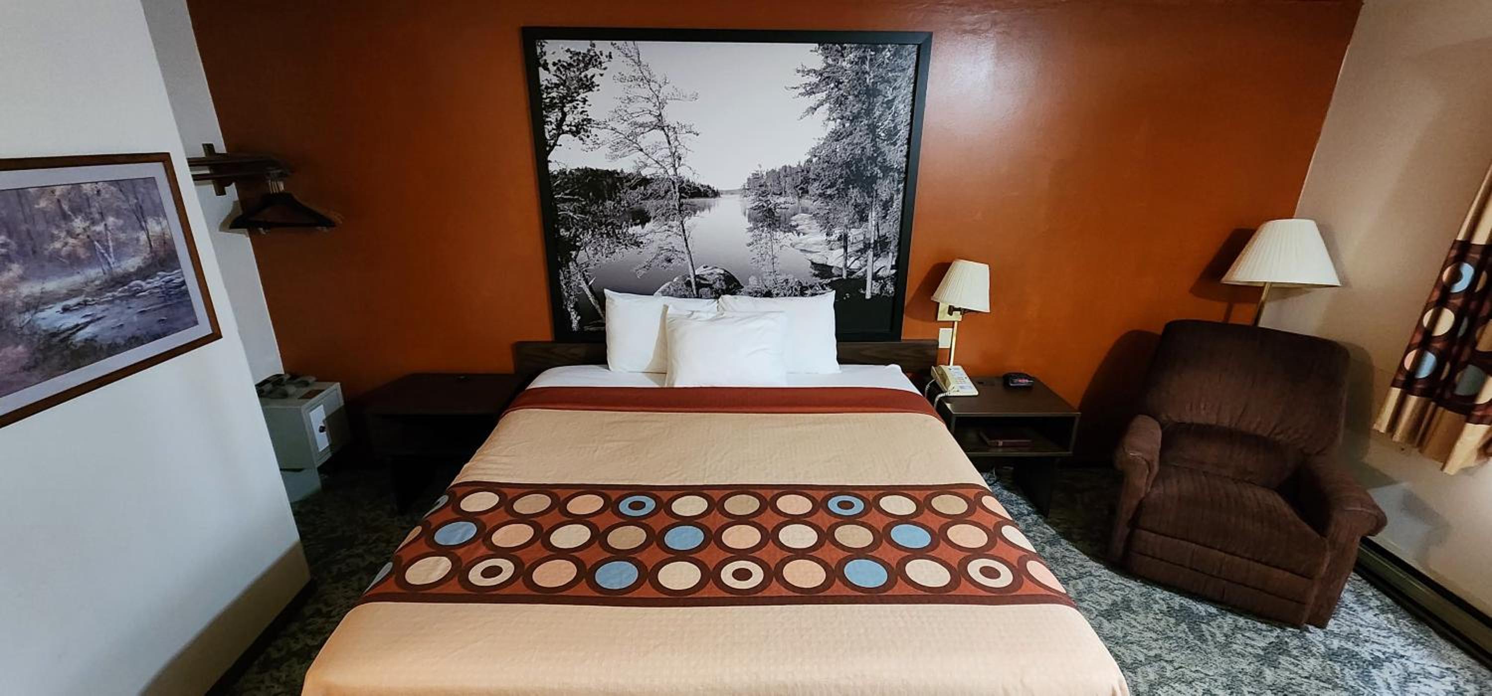 Queen Beds with Kitchenette - Photo 2