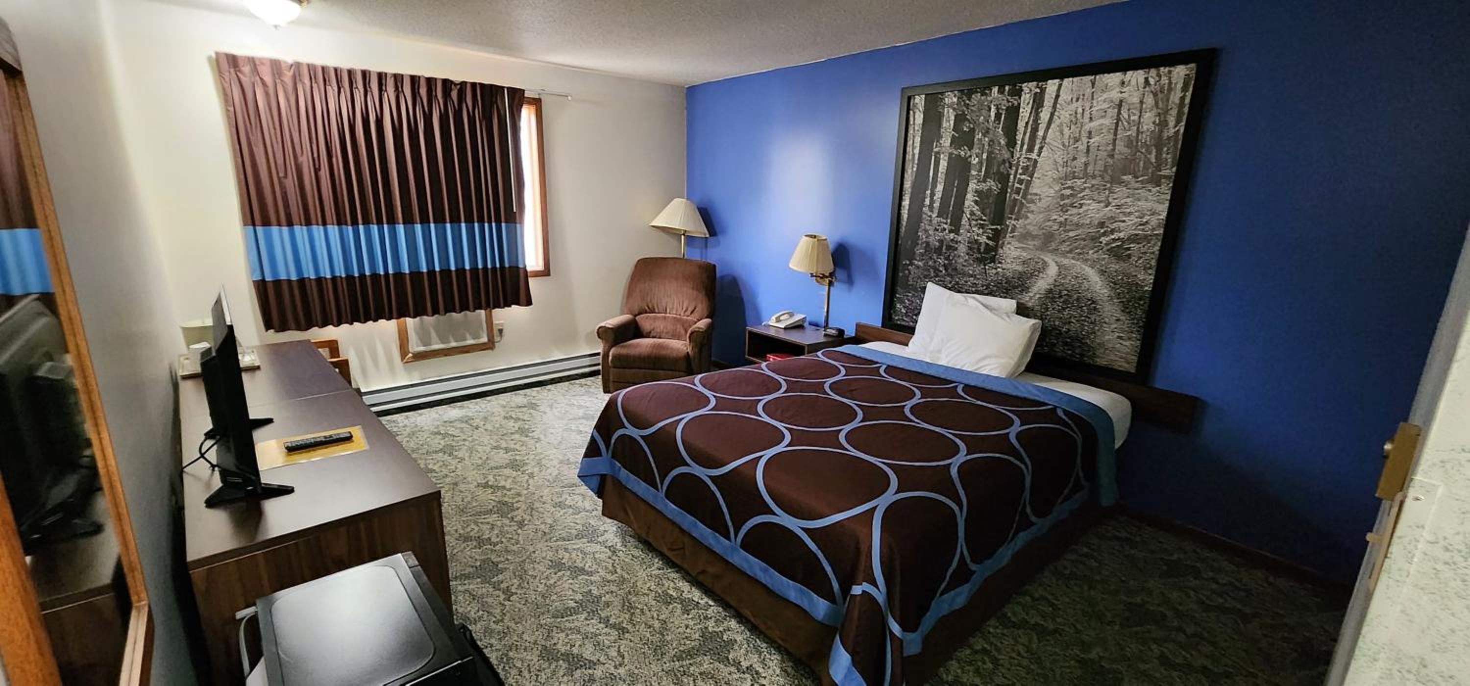 Queen Beds with Kitchenette - Photo 1