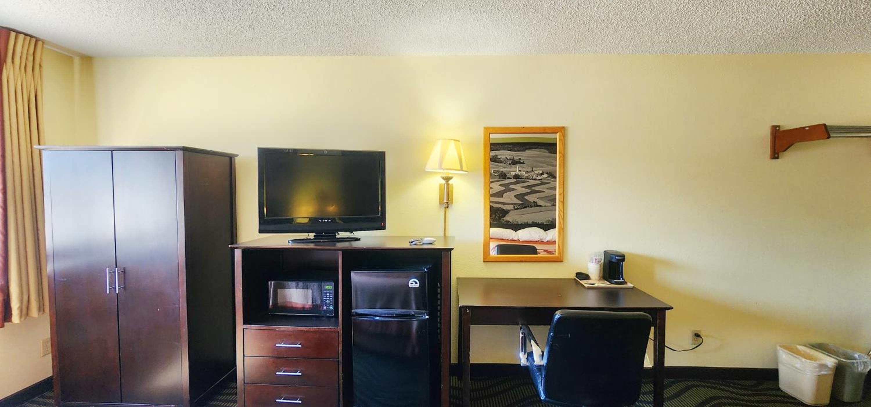 King Room - Non-Smoking - Photo 7