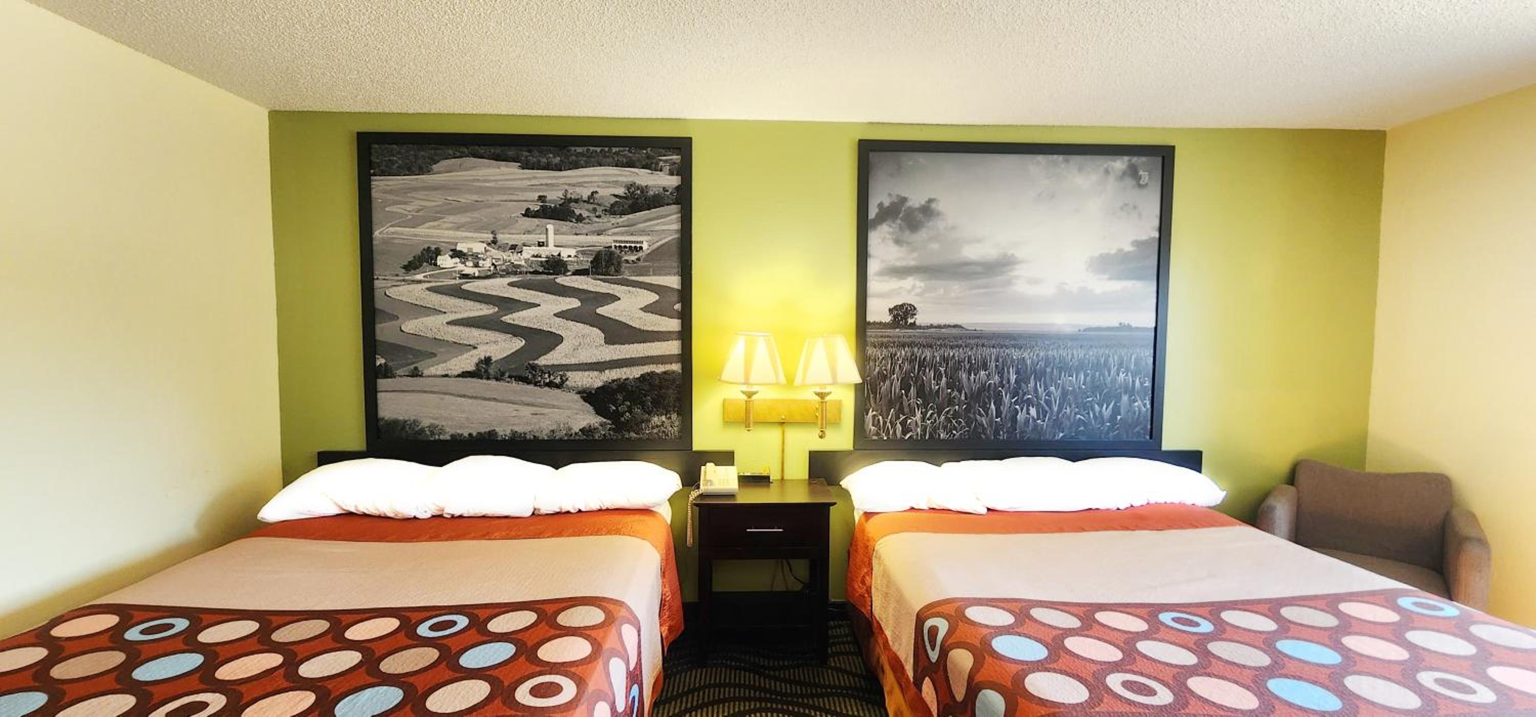 Queen Room with Two Queen Beds - Non-Smoking - Photo 5