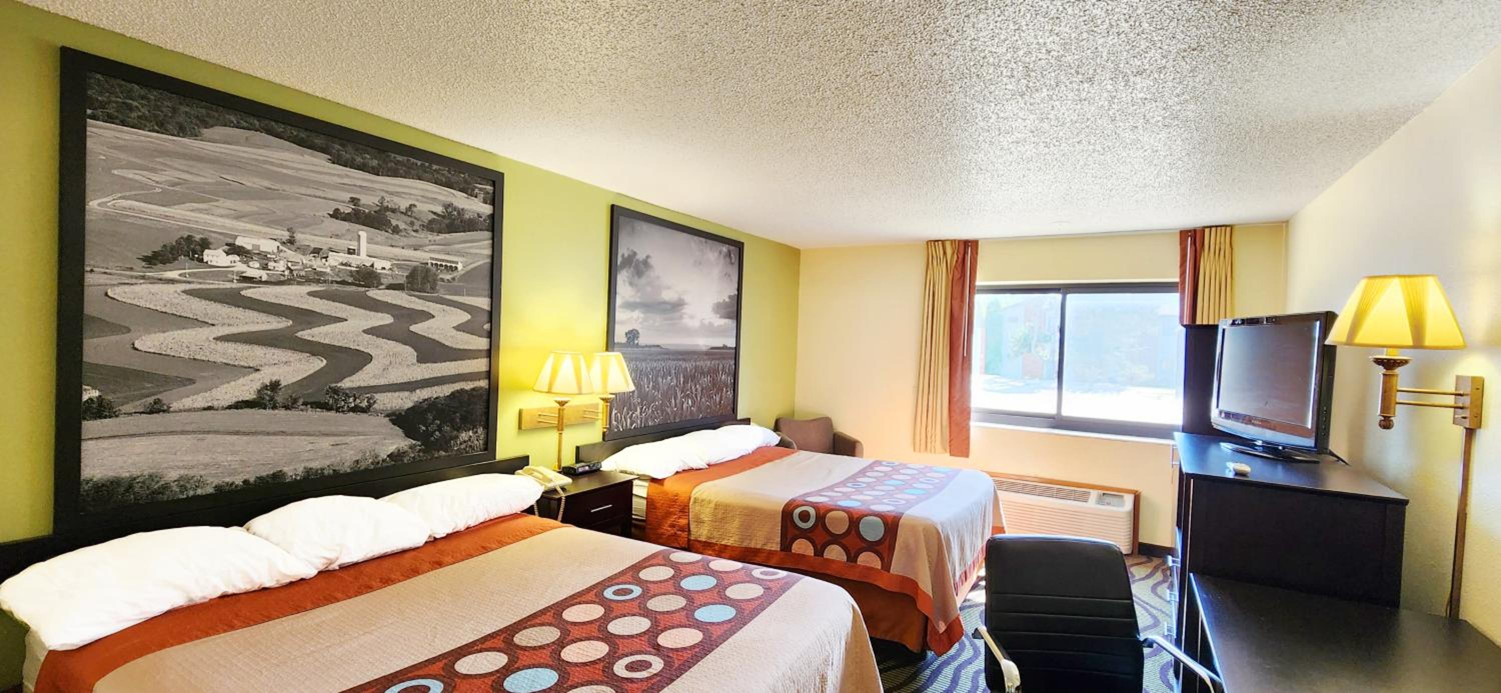 Queen Room with Two Queen Beds - Non-Smoking - Photo 7