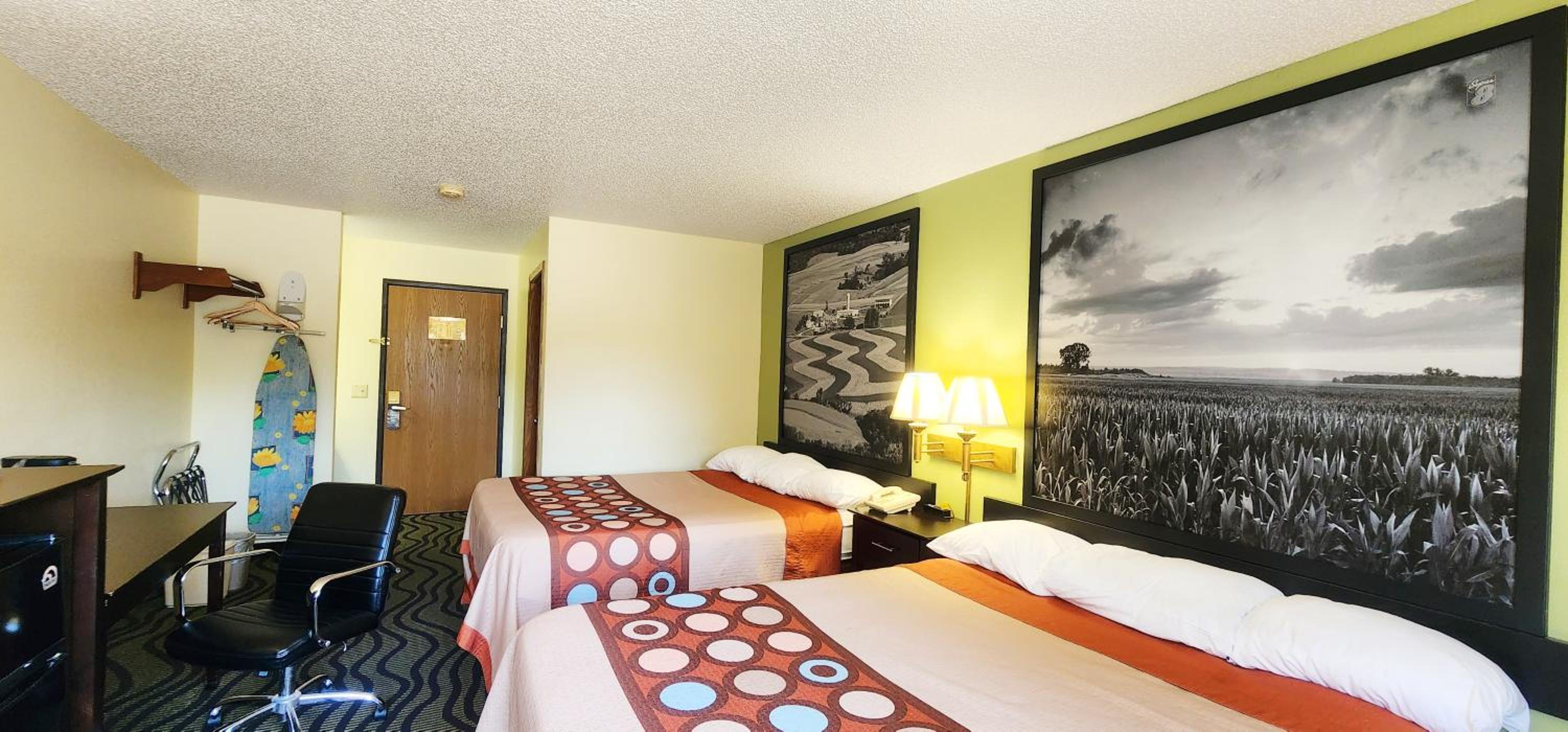 Queen Room with Two Queen Beds - Non-Smoking - Photo 4