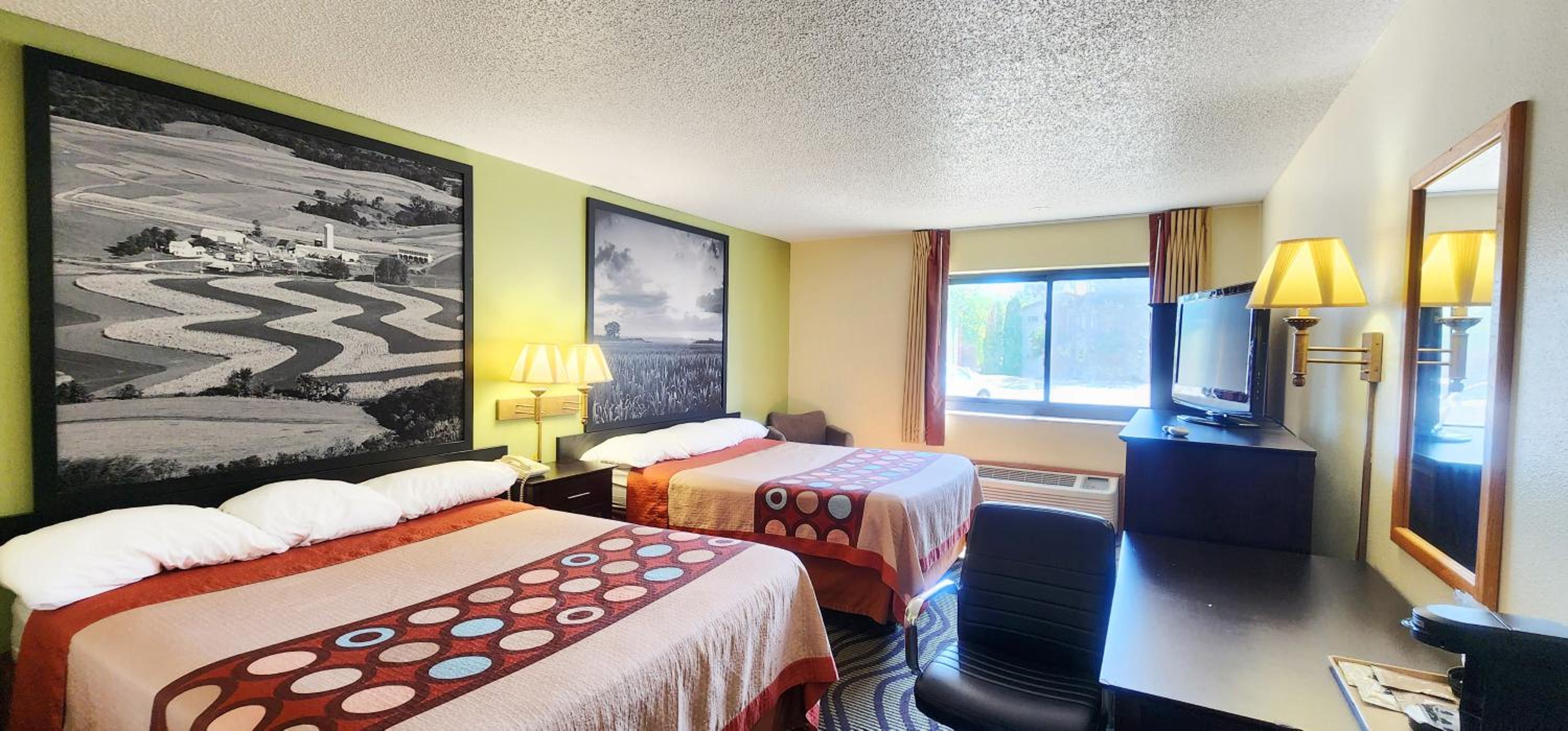 Queen Room with Two Queen Beds - Non-Smoking - Photo 9