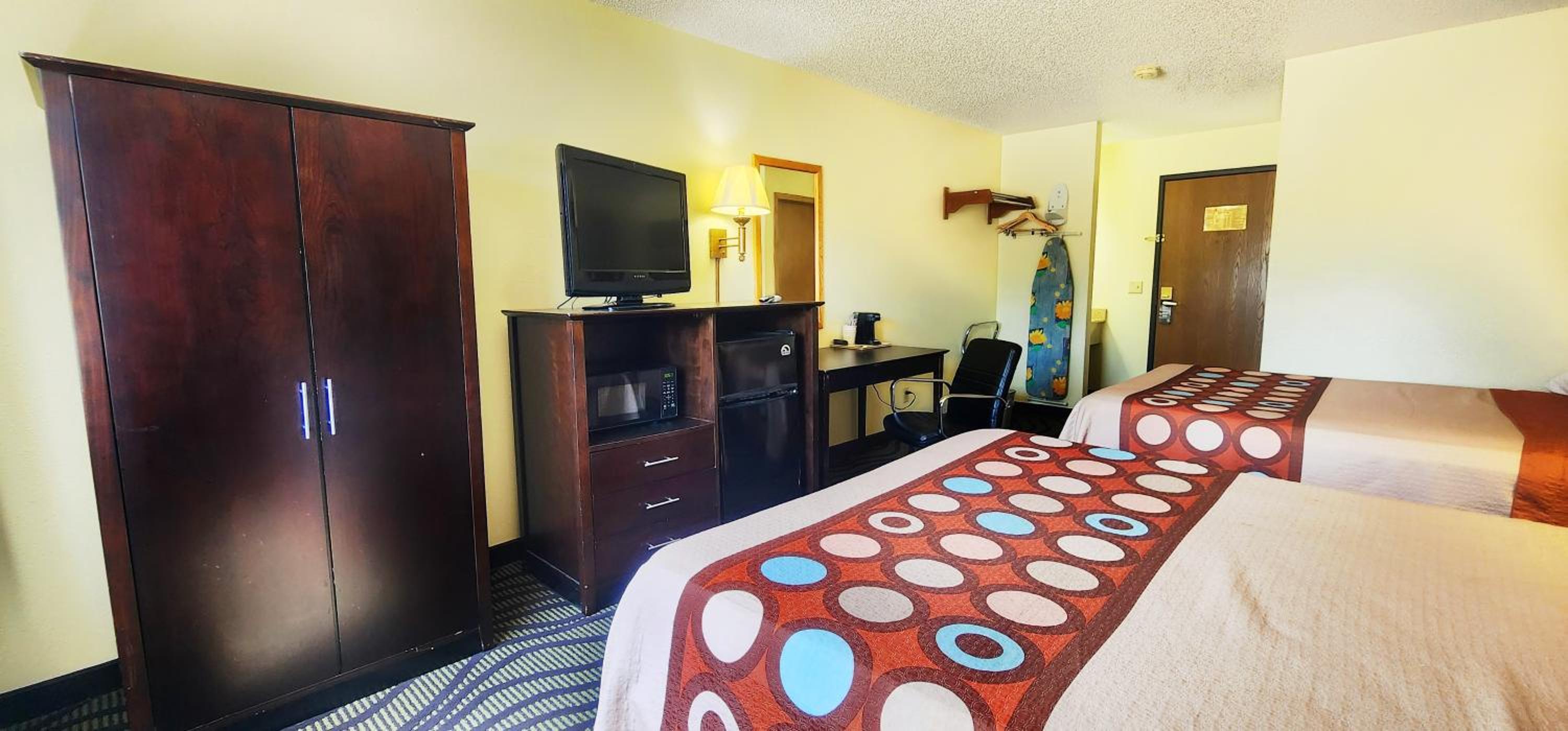 Queen Room with Two Queen Beds - Non-Smoking - Photo 10