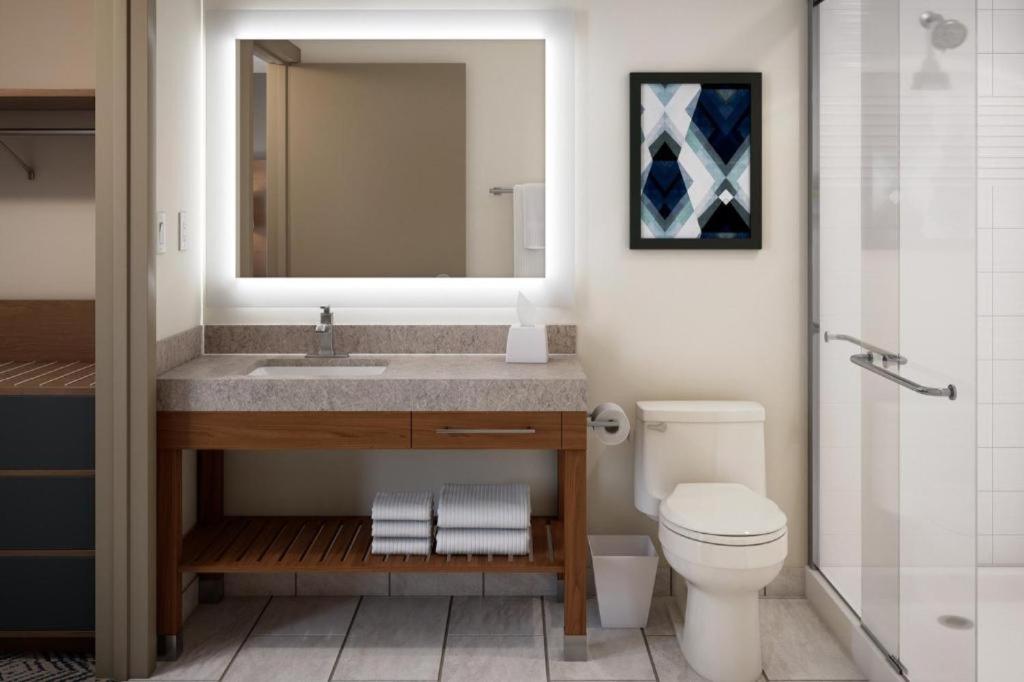 Queen Studio Suite with Bath Tub - Mobility Accessible - Non-Smoking - Photo 2