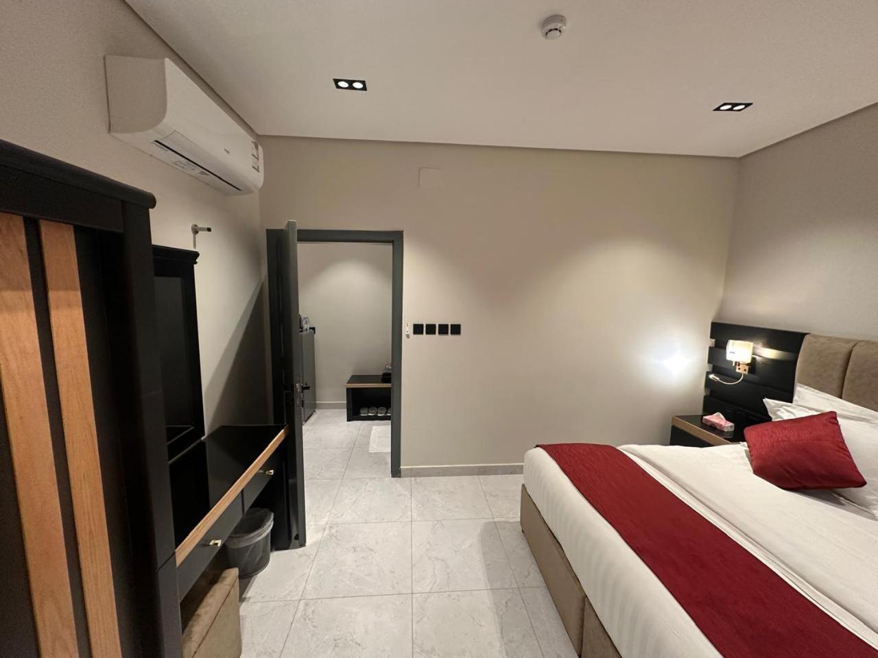 Two-Bedroom Deluxe Apartment photo 2