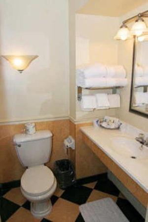 Deluxe Queen Room with Two Queen Beds photo 2