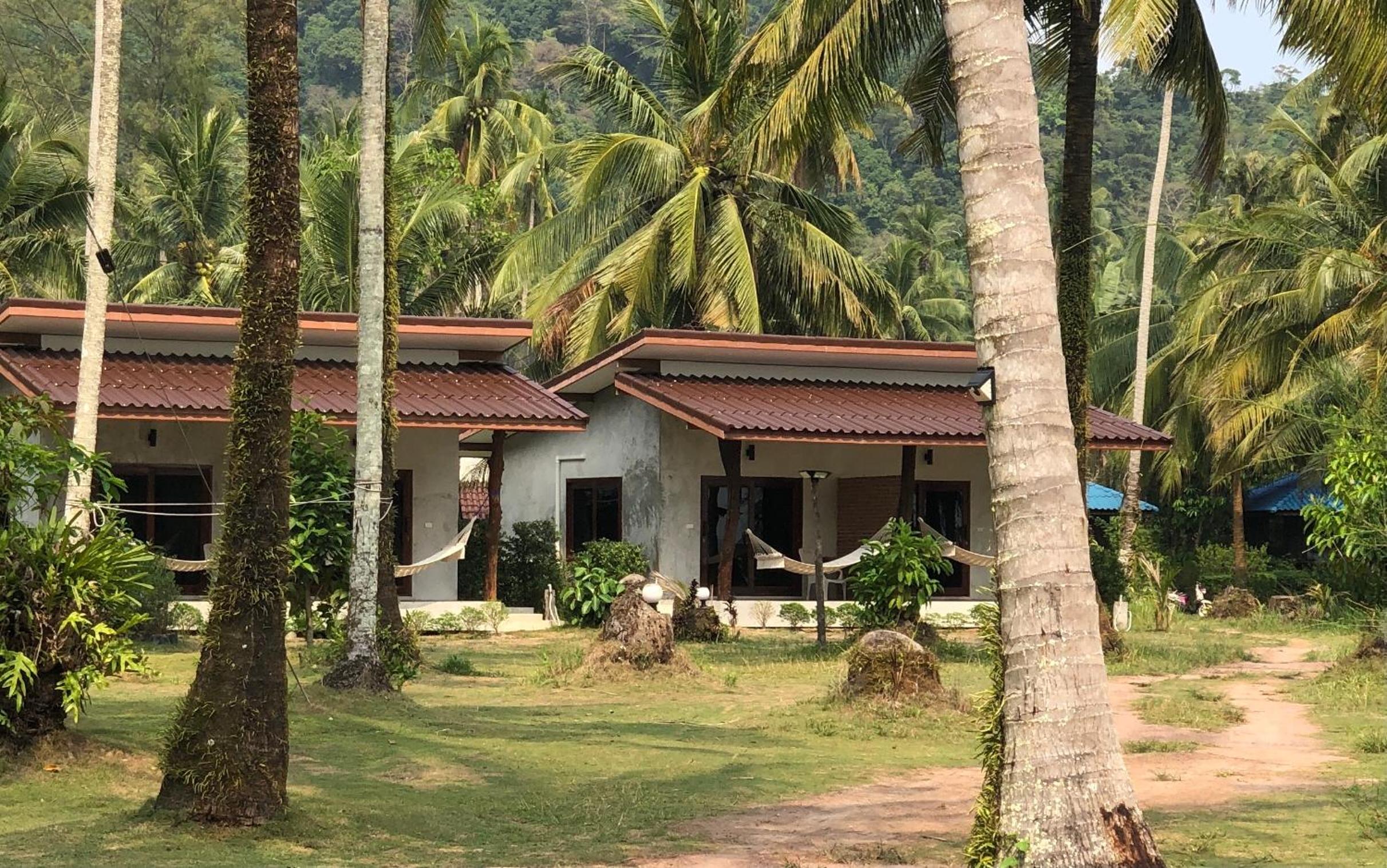 Bungalow with Garden View - Photo 6