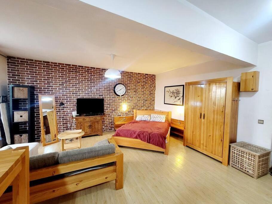 One-Bedroom Apartment photo 1
