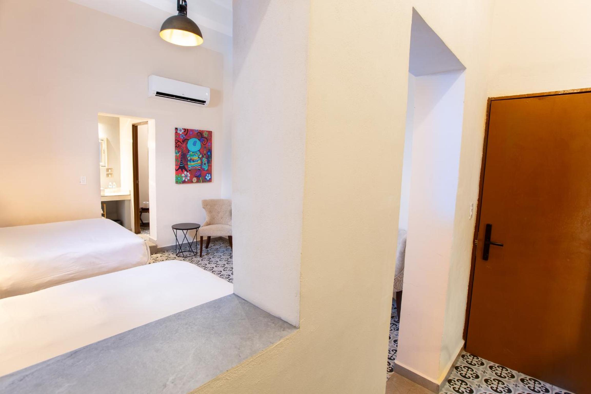 Deluxe Queen Room with Two Queen Beds - Photo 5