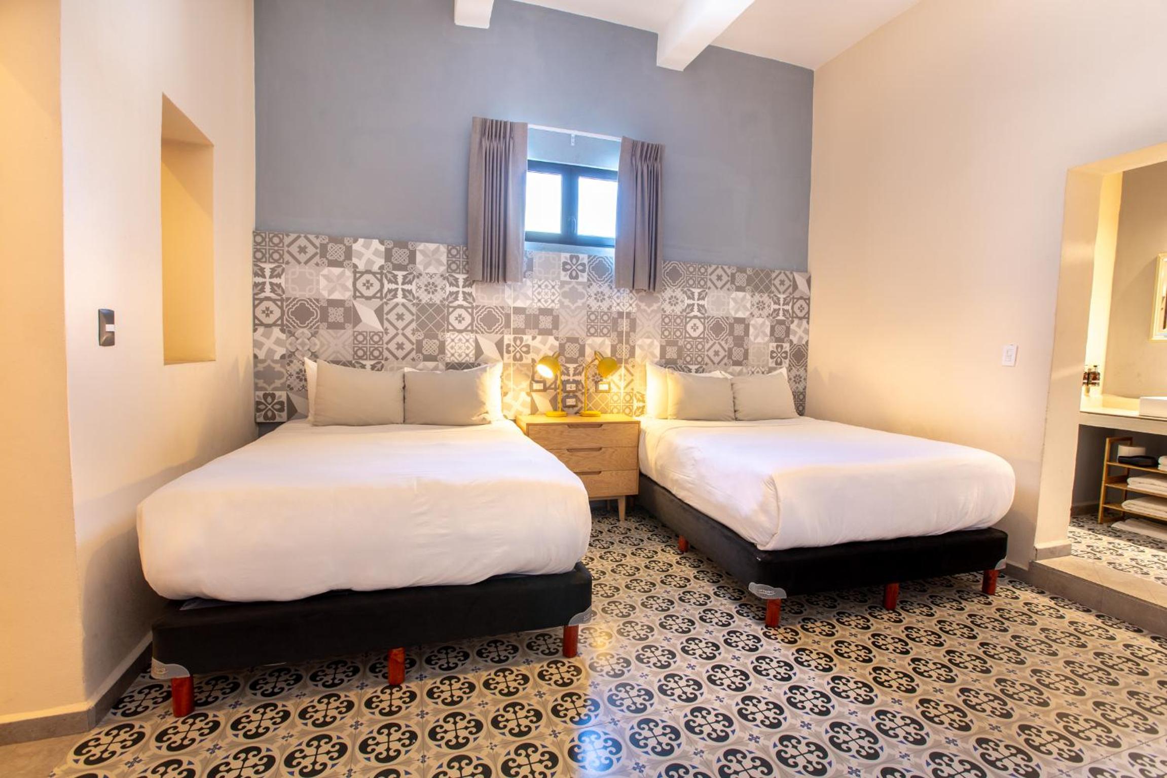 Deluxe Queen Room with Two Queen Beds - Photo 4