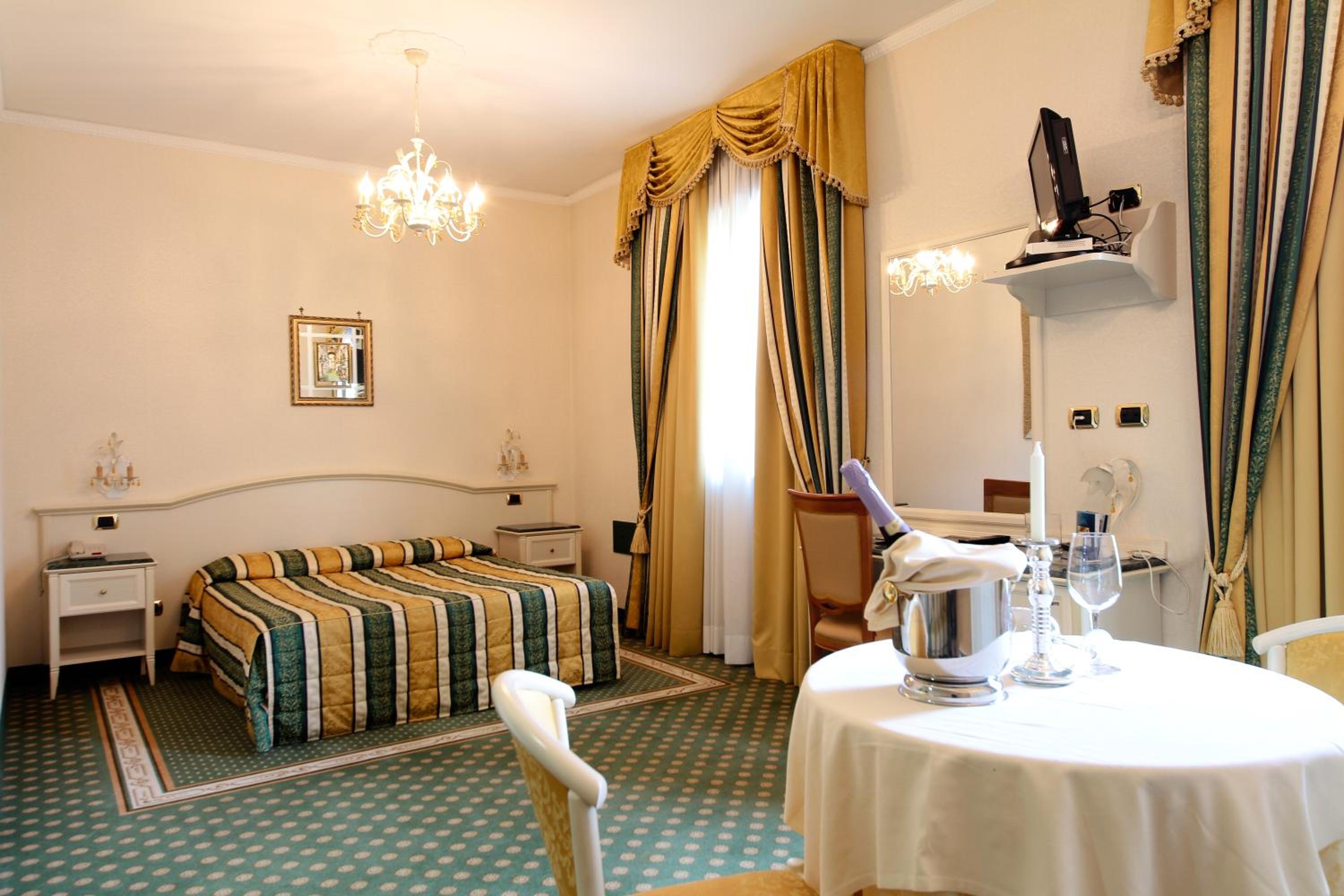 Suite - Photo 1