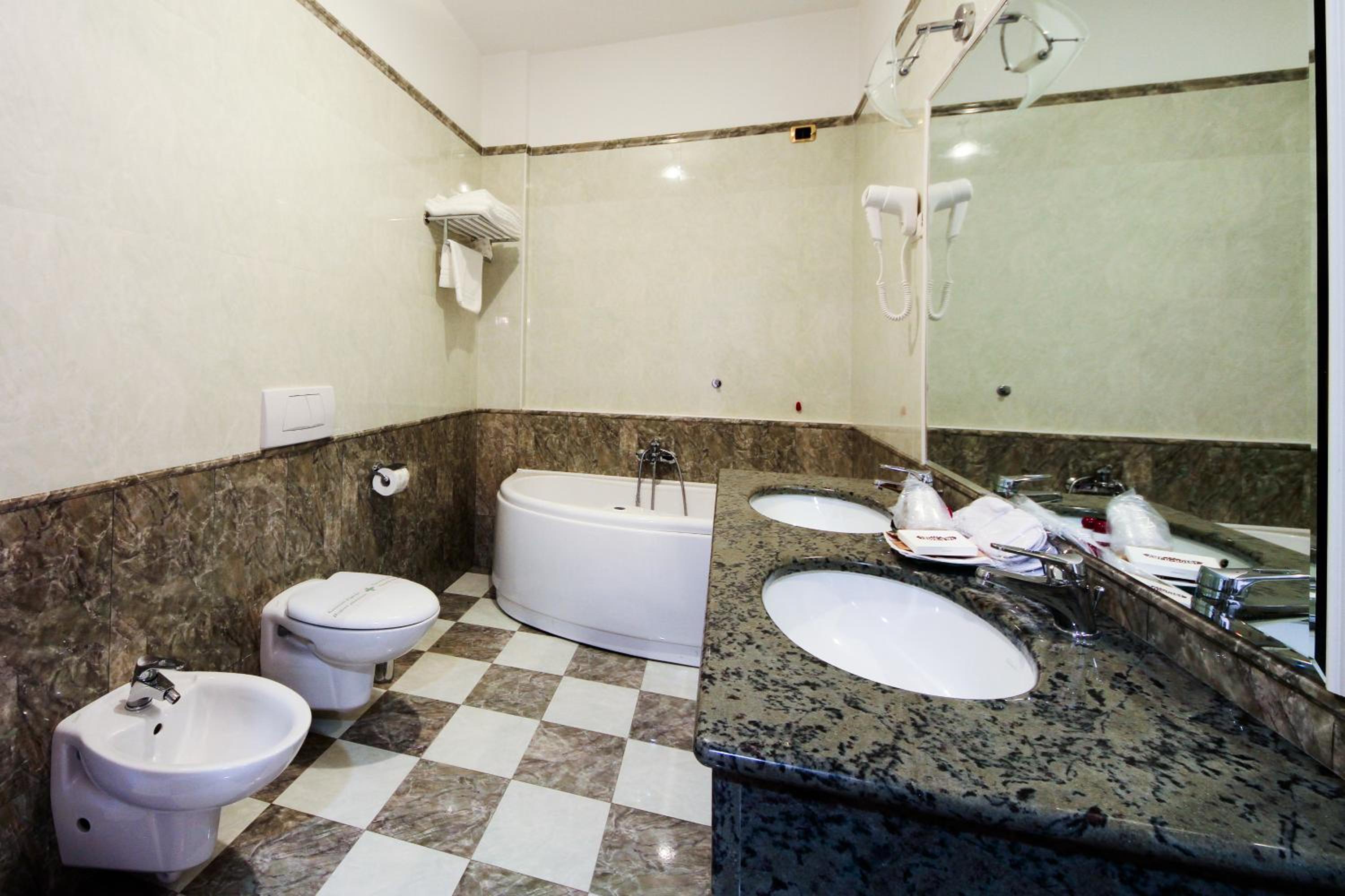 Suite - Photo 2