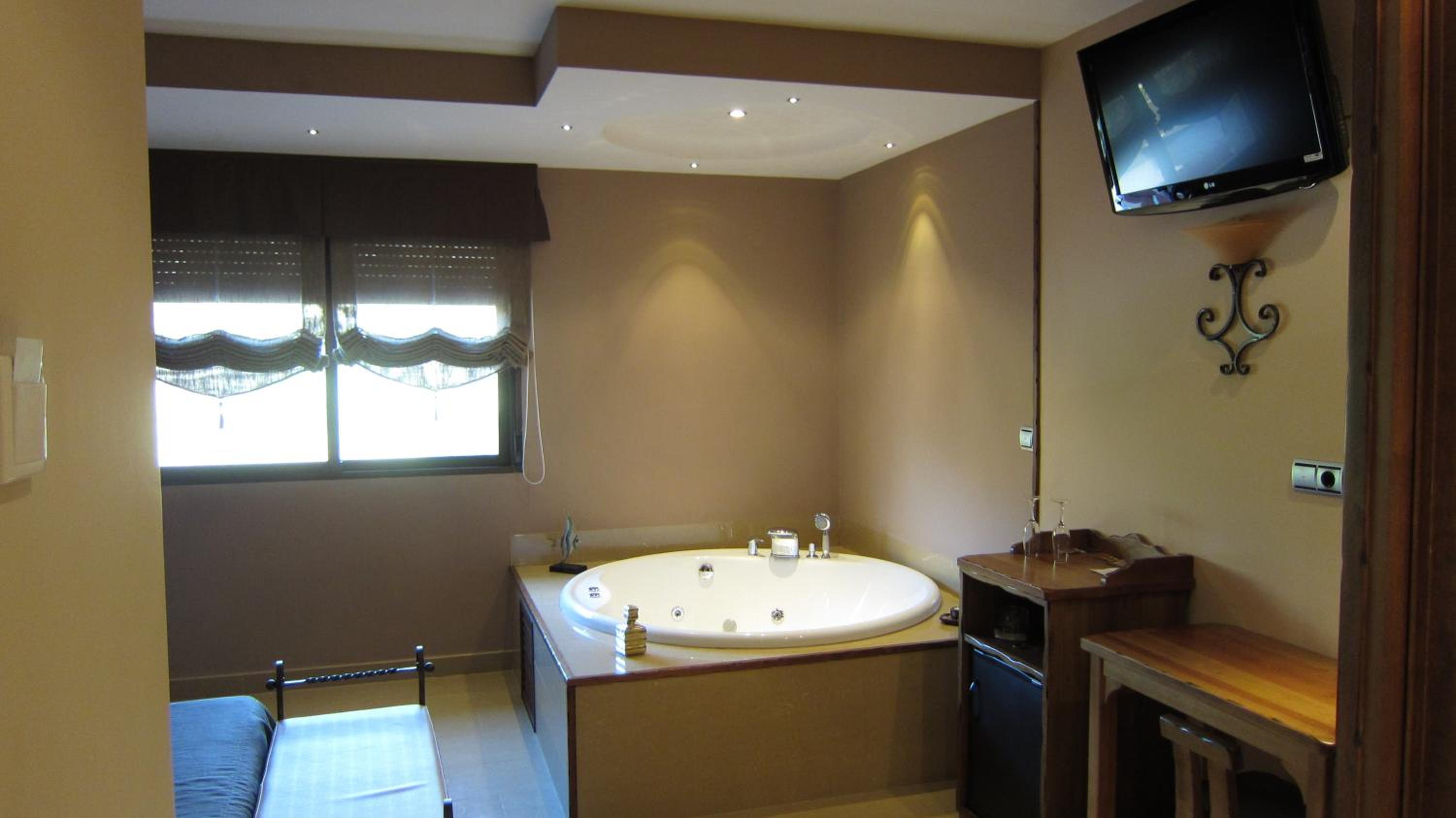 Deluxe Suite with Spa Bath photo 3