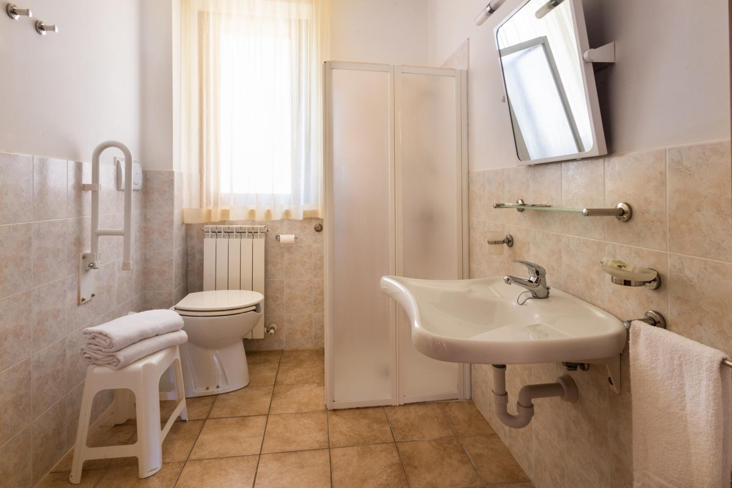 Superior One-Bedroom Apartment (5 Adults) photo 2