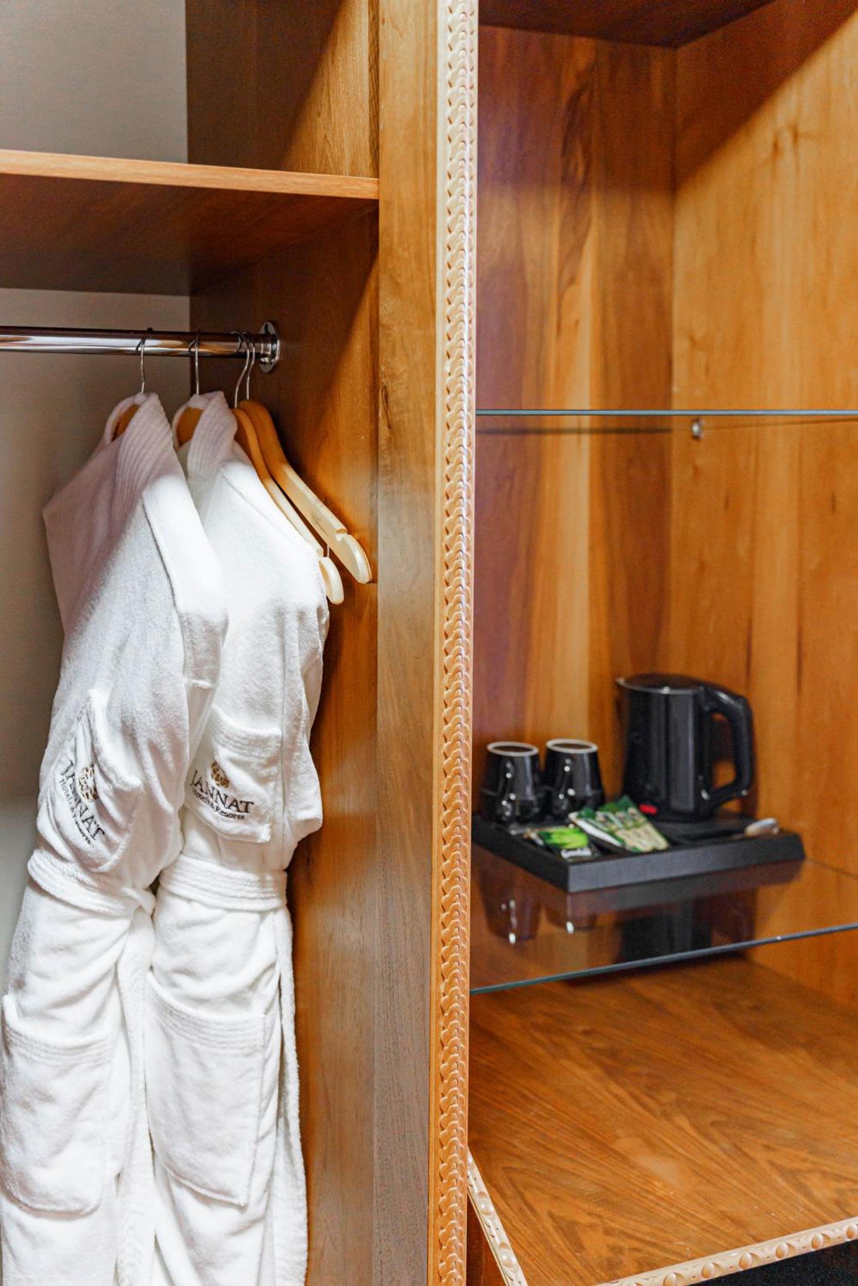 Deluxe Double or Twin Room - Photo 5