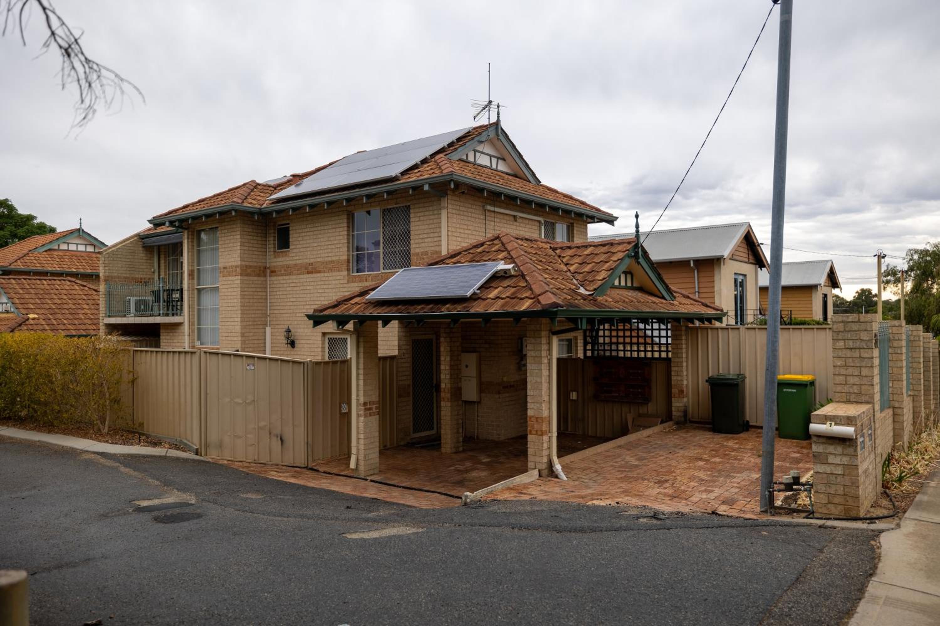 Three-Bedroom House photo 2