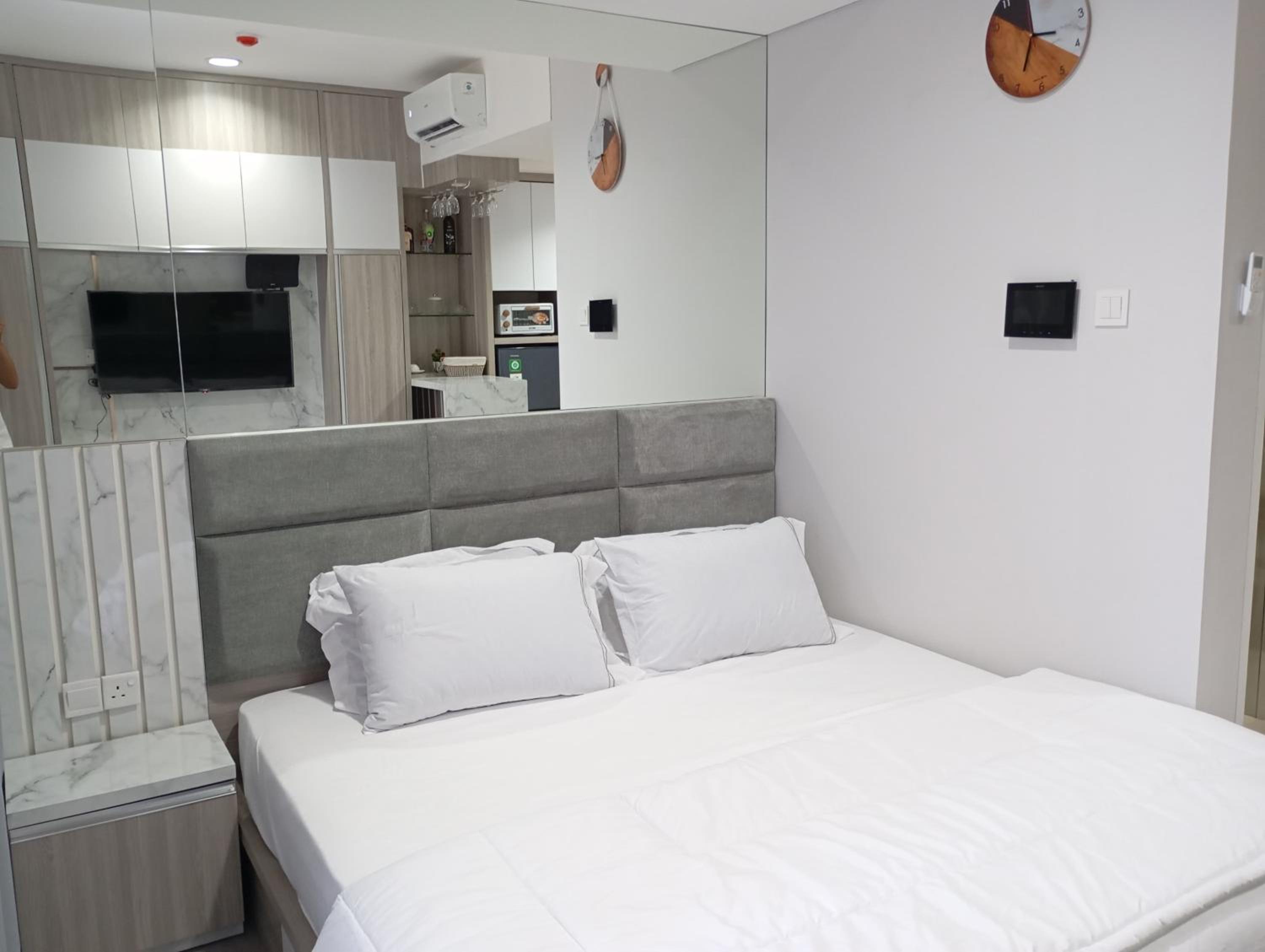 Studio Apartment photo 3