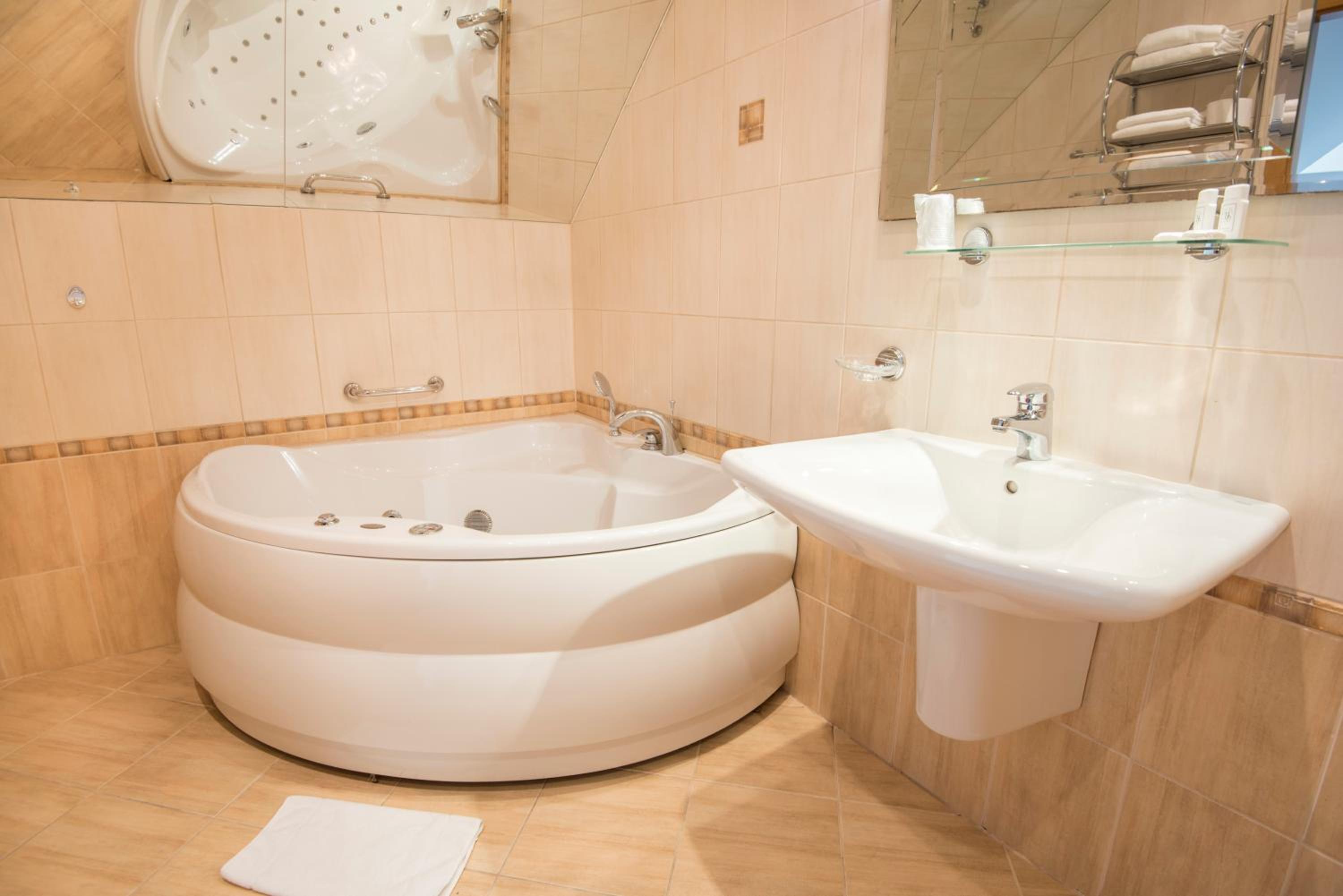 King Room with Spa Bath - Photo 6