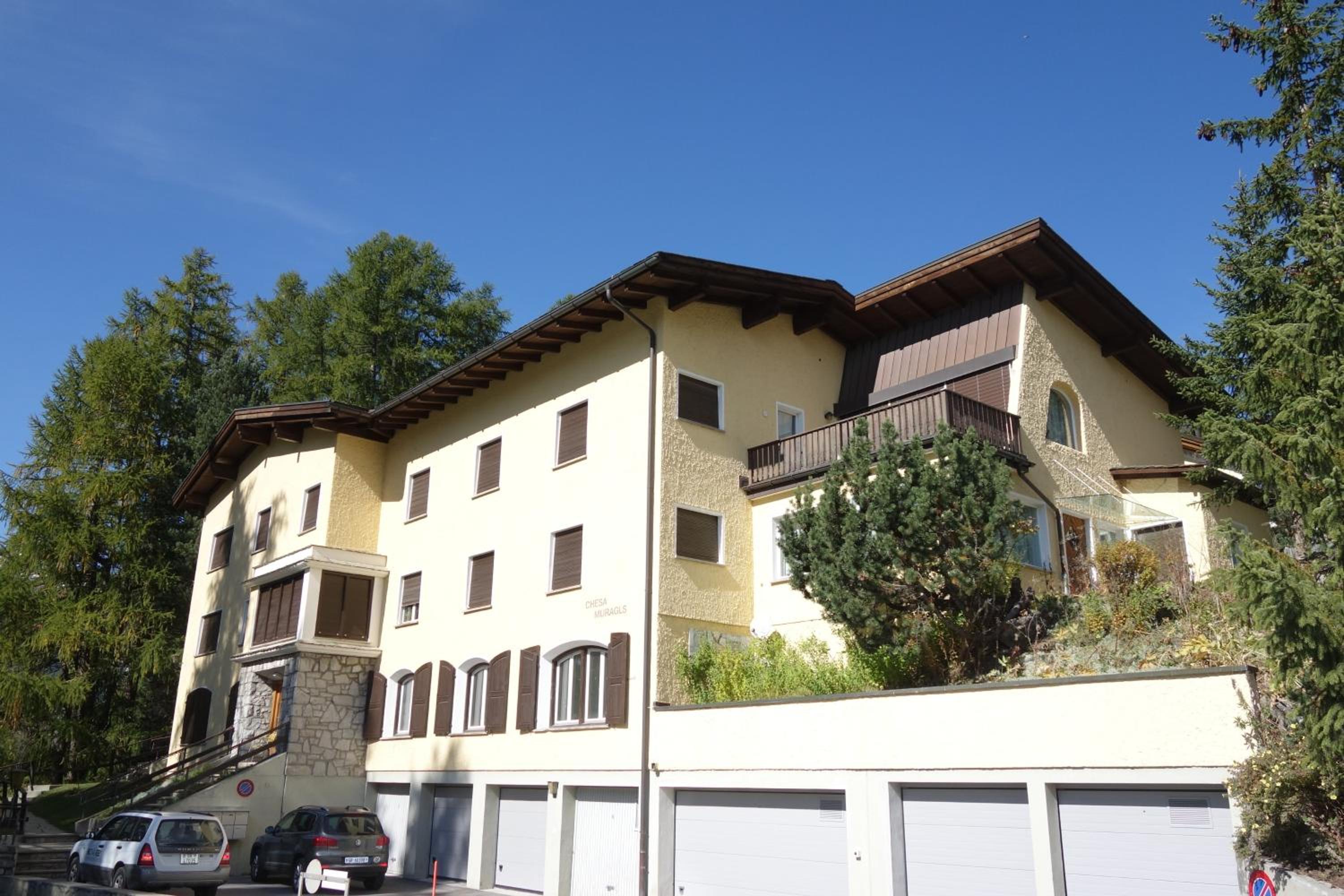Apartment with Mountain View