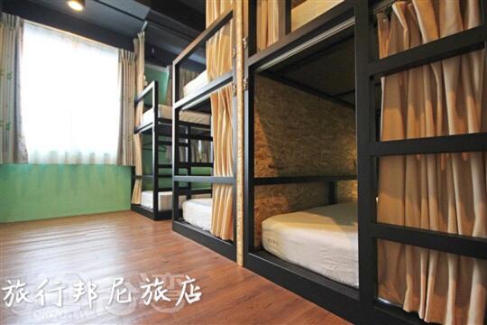 Female Dormitory Room photo 3