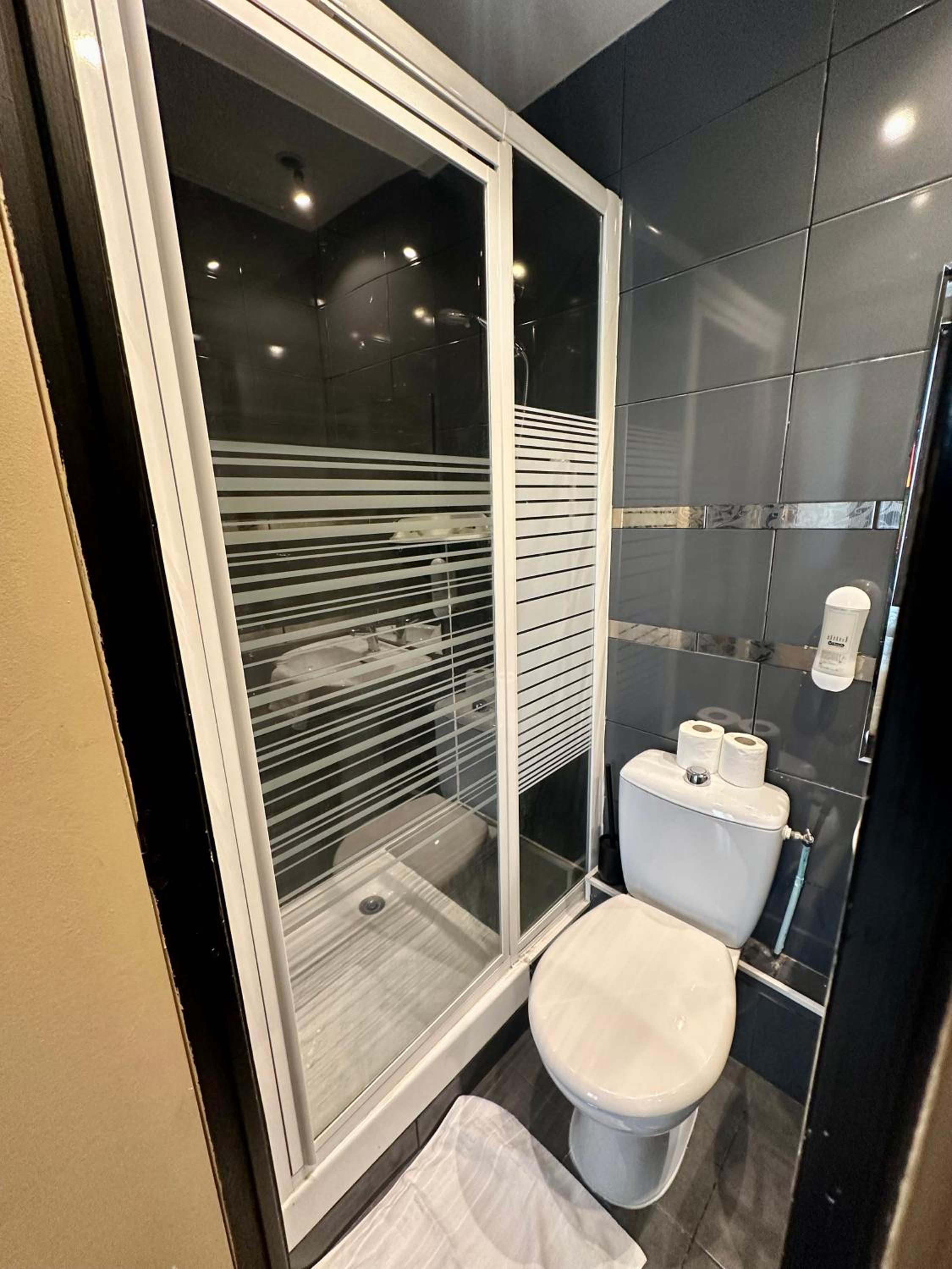 Twin Room - Photo 7