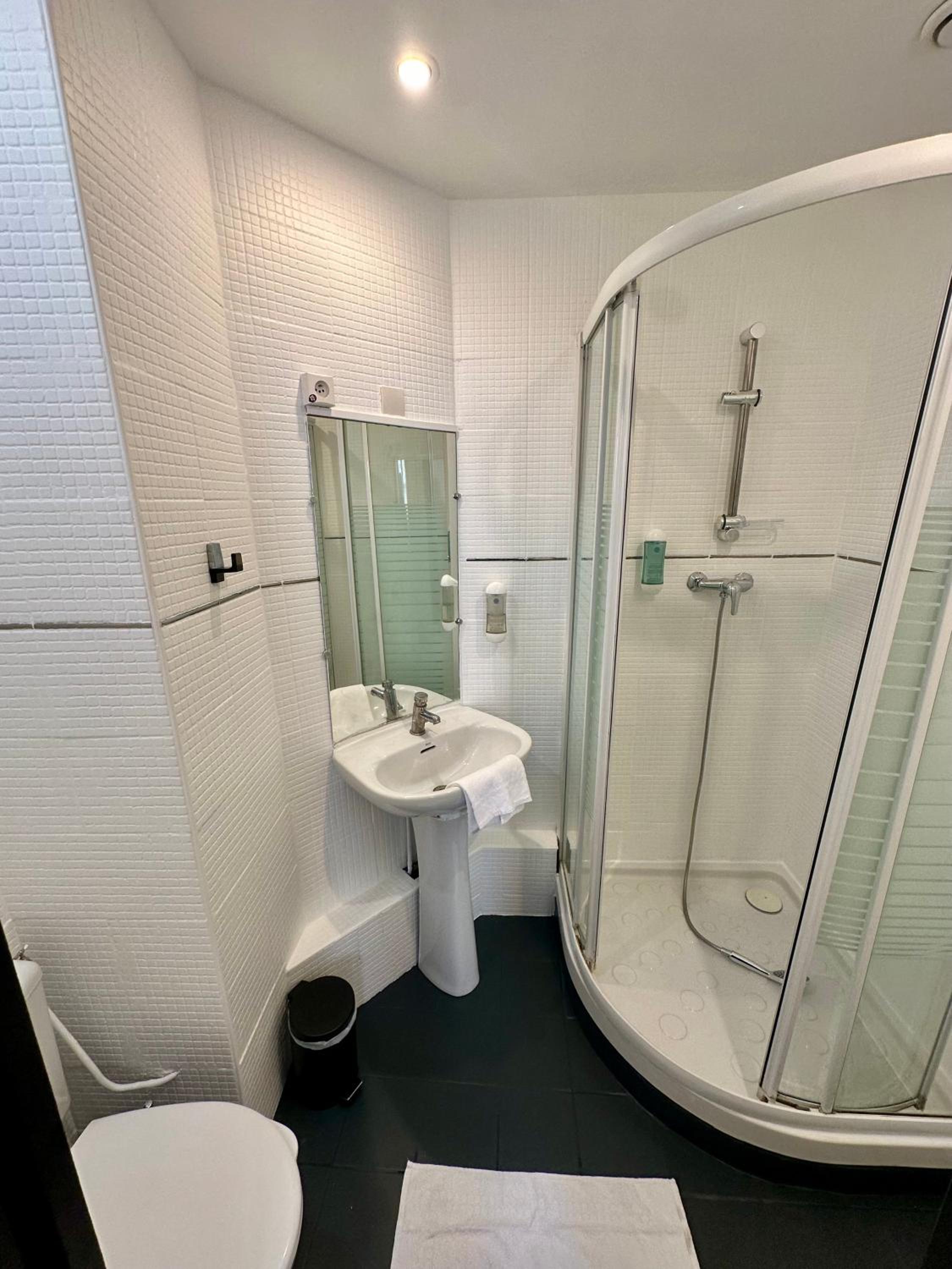 Double Room - Photo 6