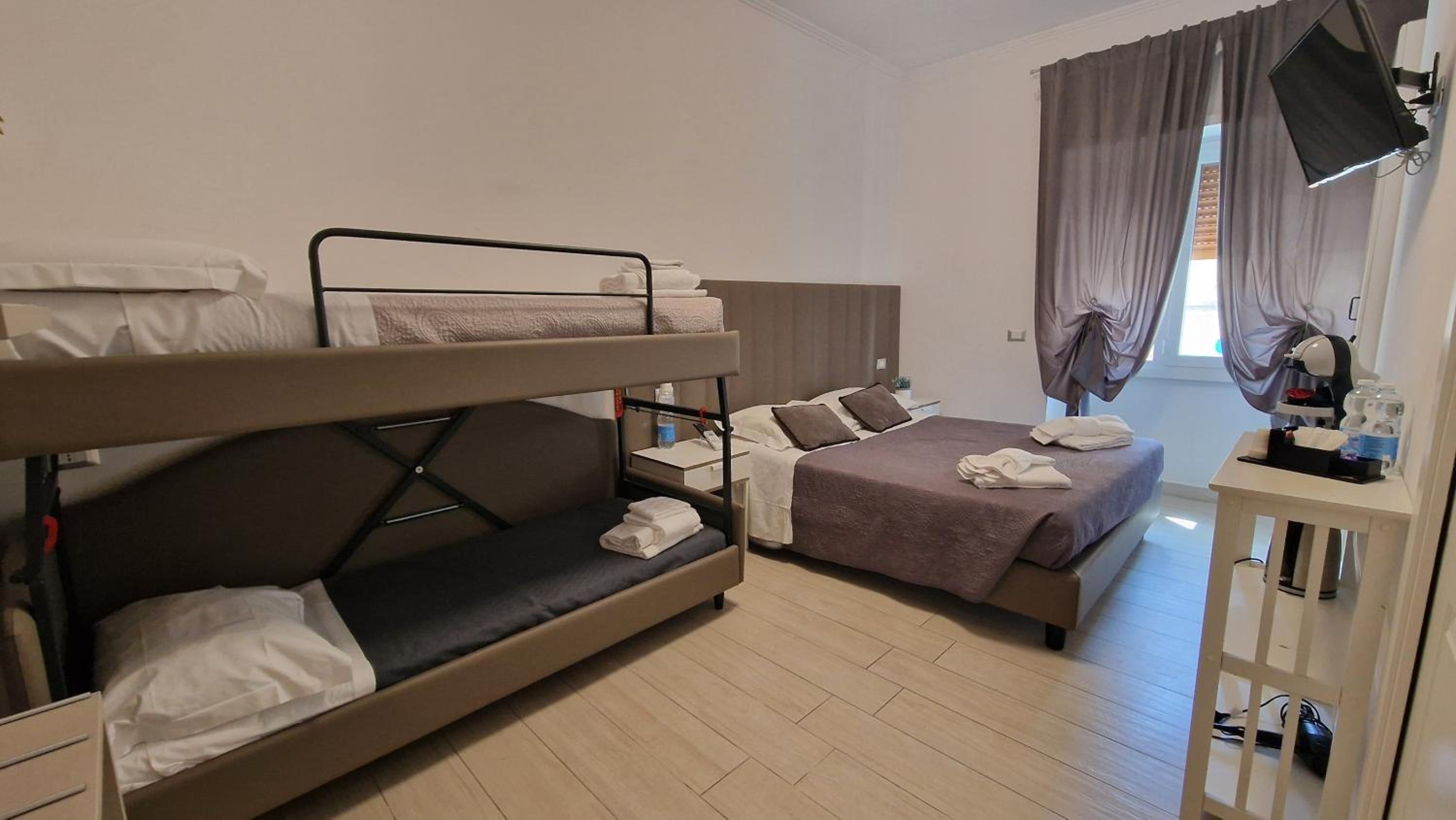 Deluxe Quadruple Room photo 3