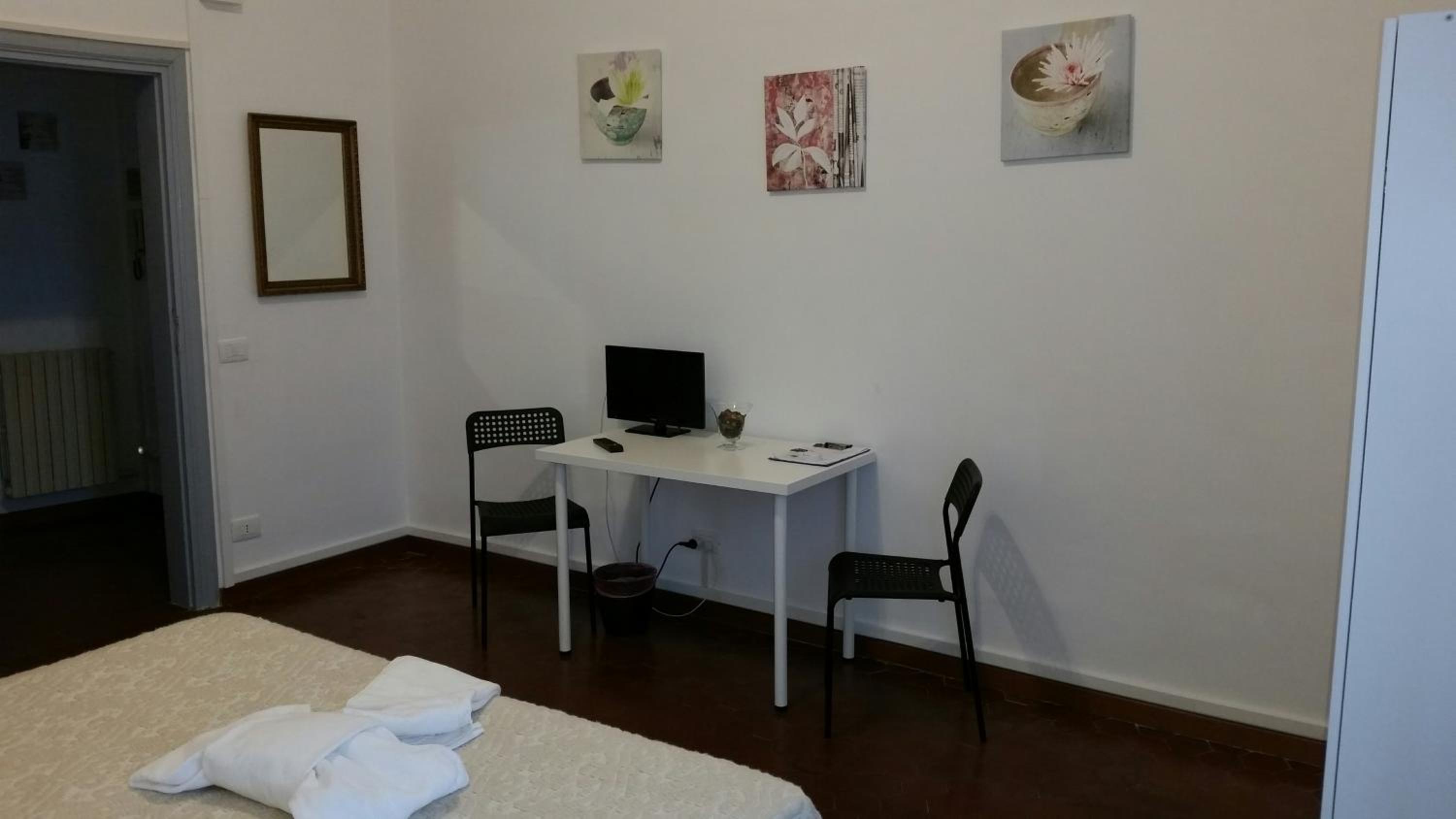 Double Room with Shared Bathroom photo 2