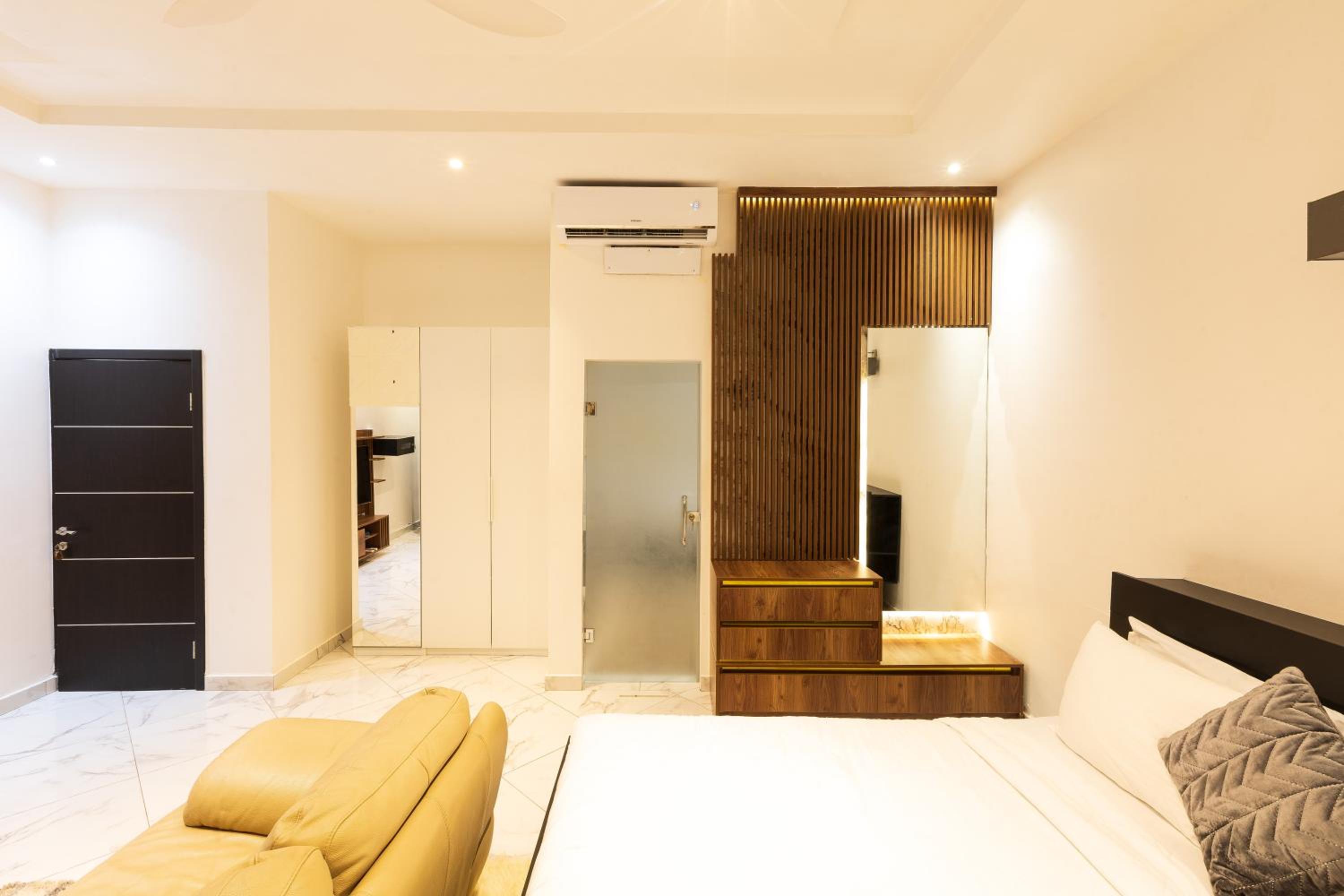 Three-Bedroom House photo 3