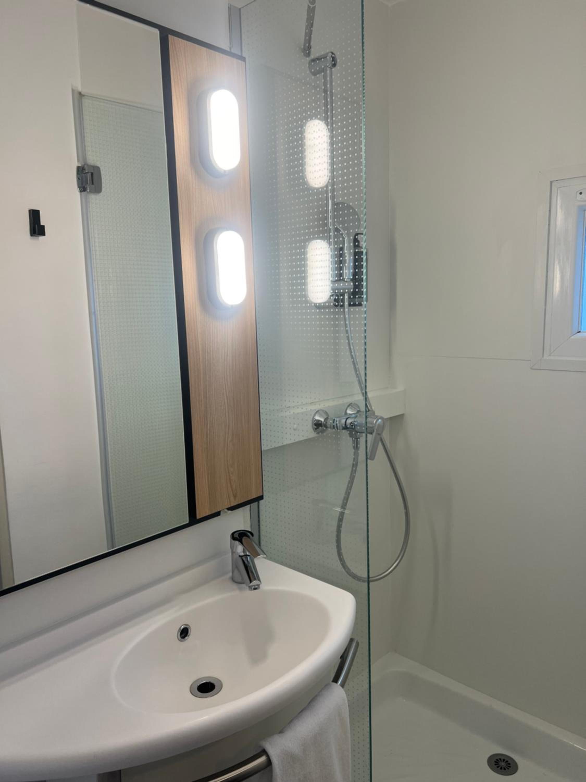 Standard Twin Room - Photo 7