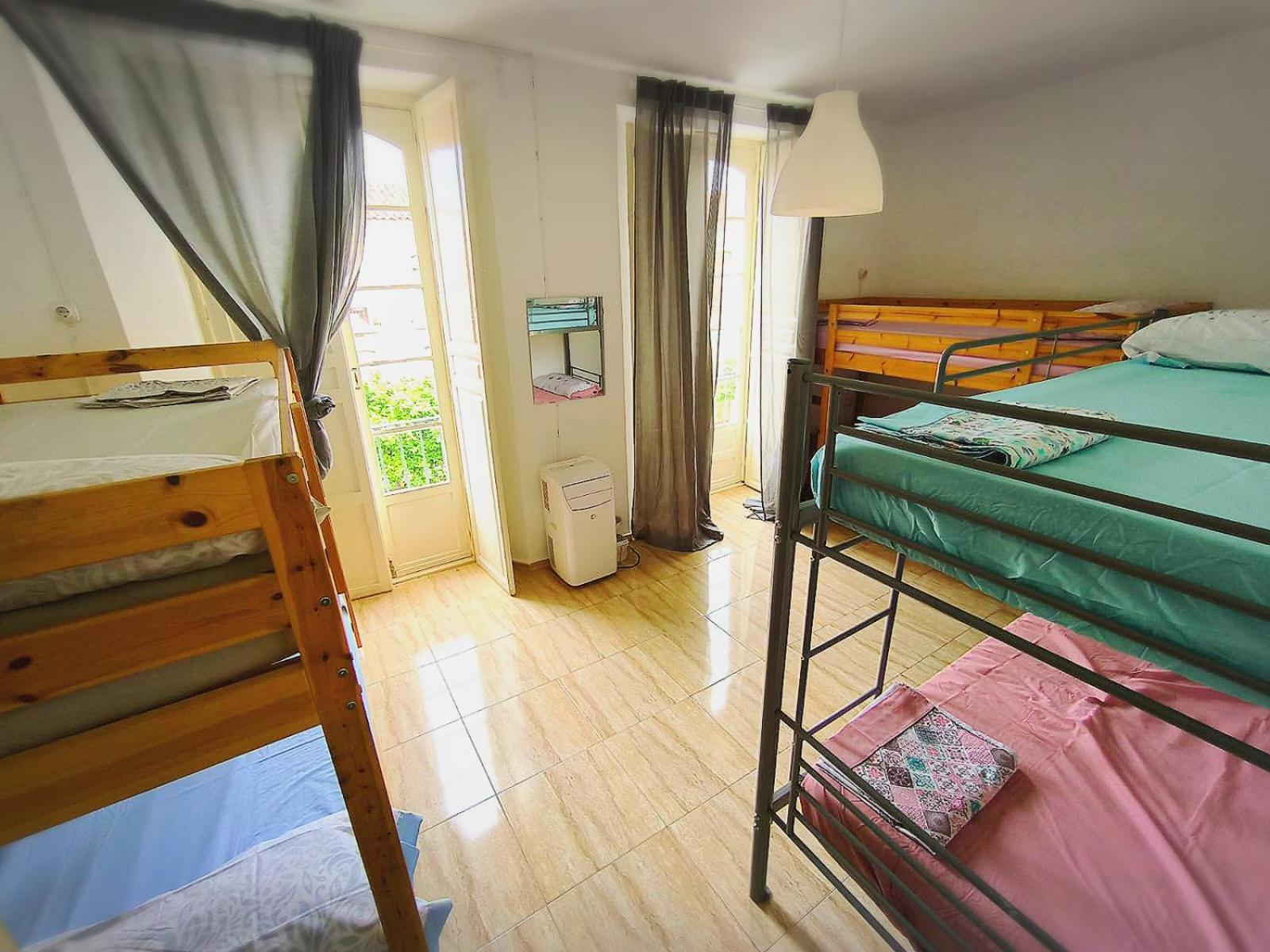 Cama en Habitación Compartida Femenina de 6 Camas