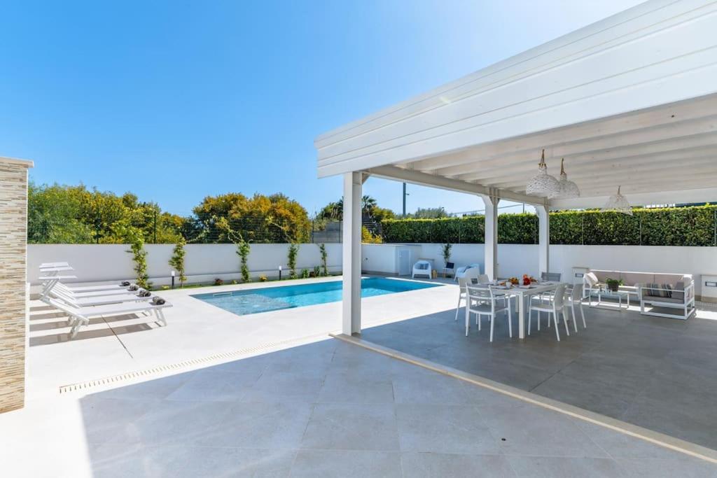 Villa photo 2
