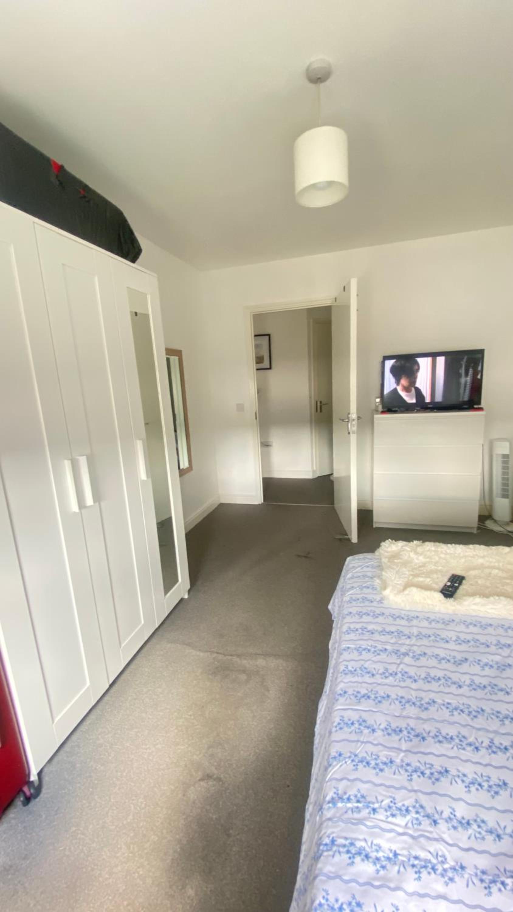 Apartment With Shared Bathroom photo 3