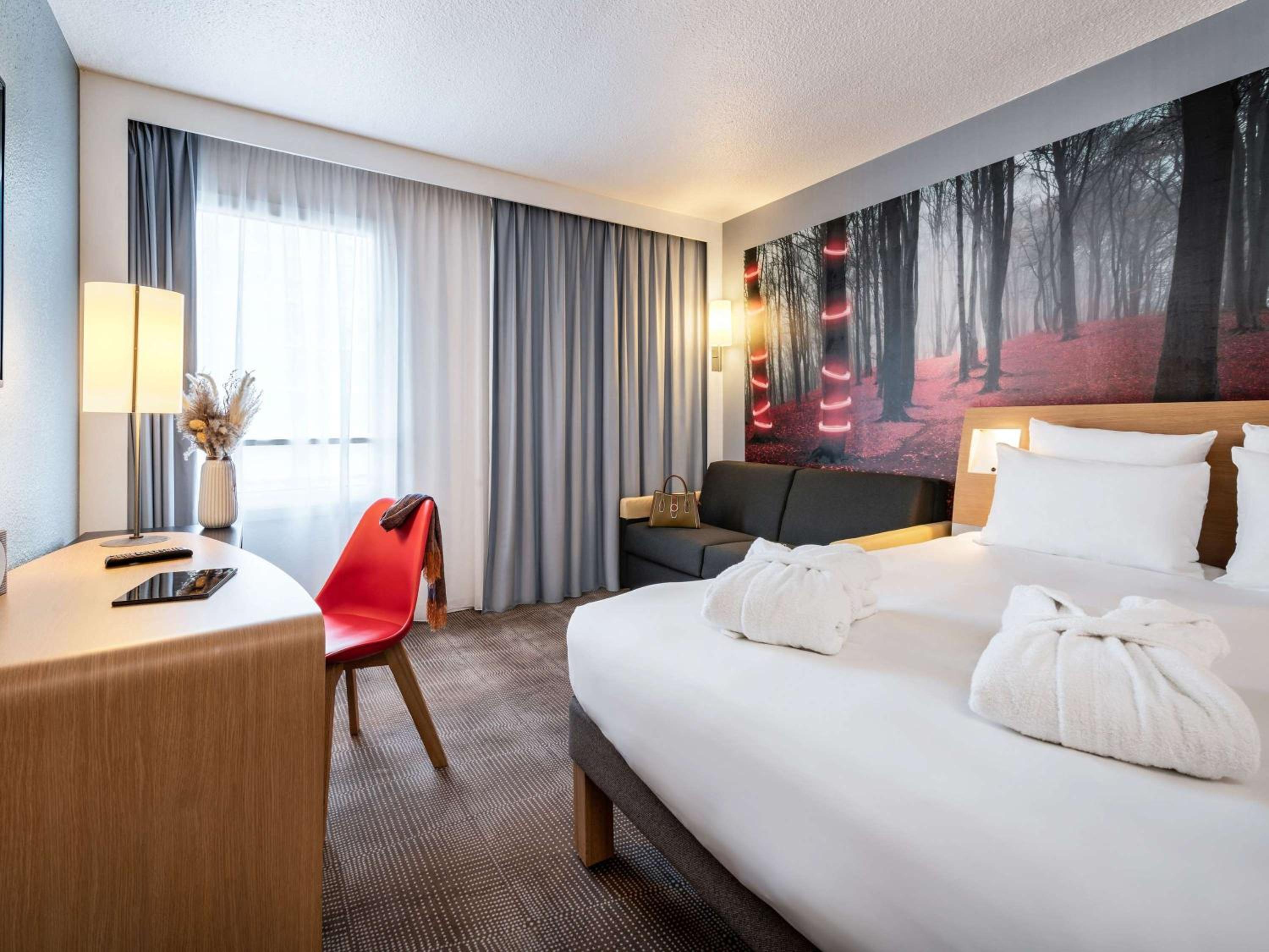 Executive Room with One Double Bed and One Single Sofa Bed - Photo 1