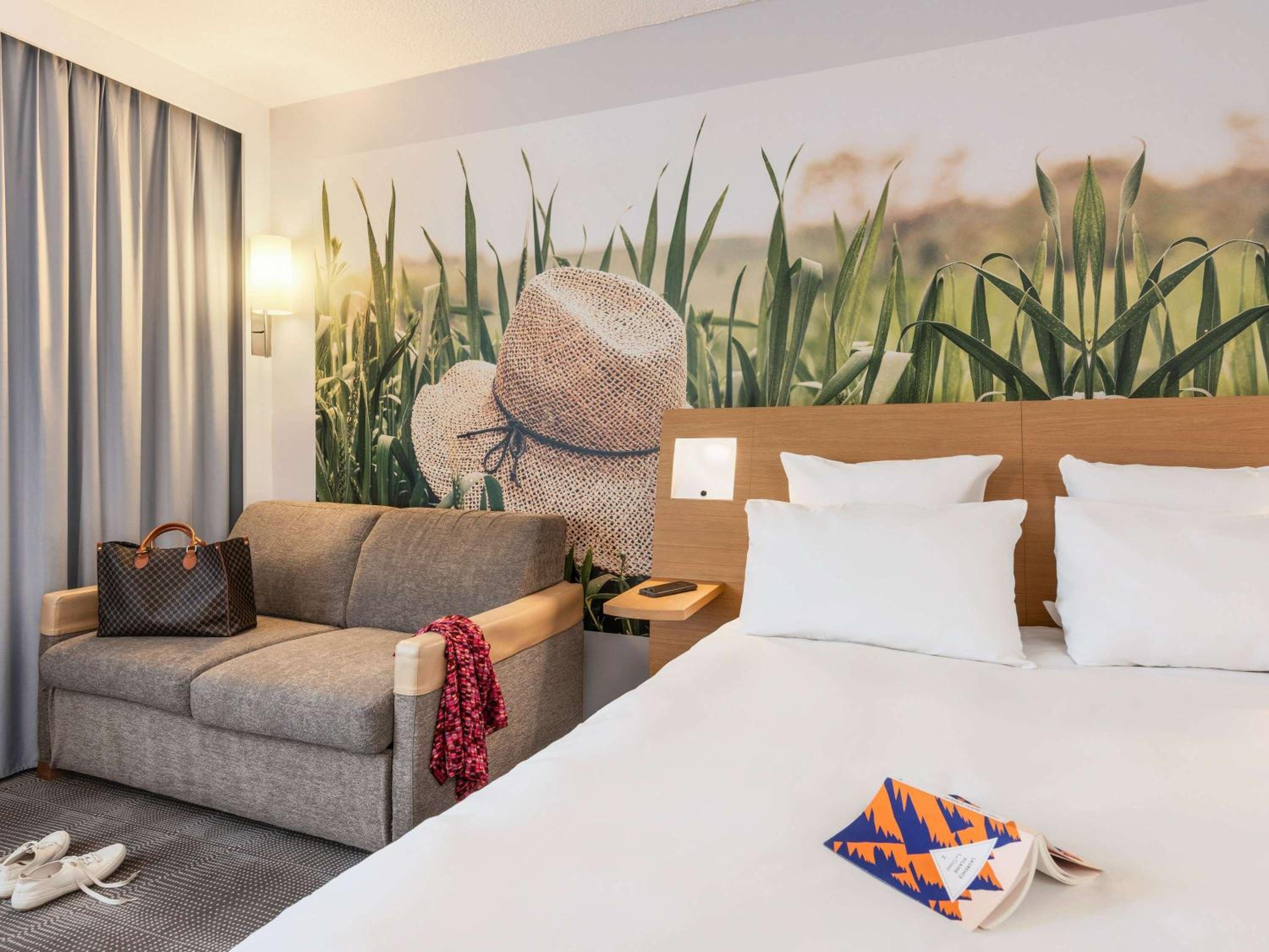 Superior Room with One Double Bed and Sofa - Photo 11