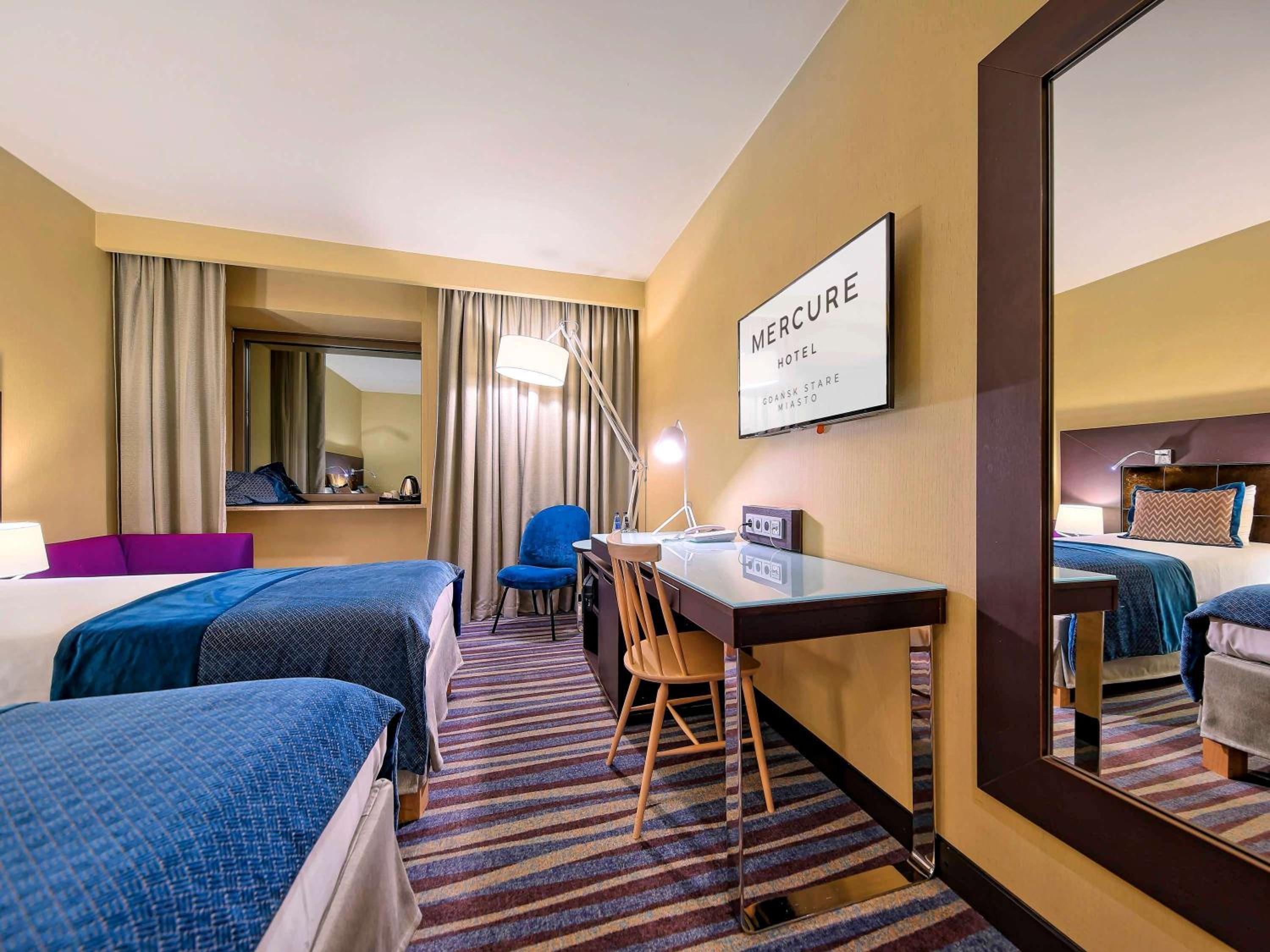 Standard Twin Room with City View - Photo 10