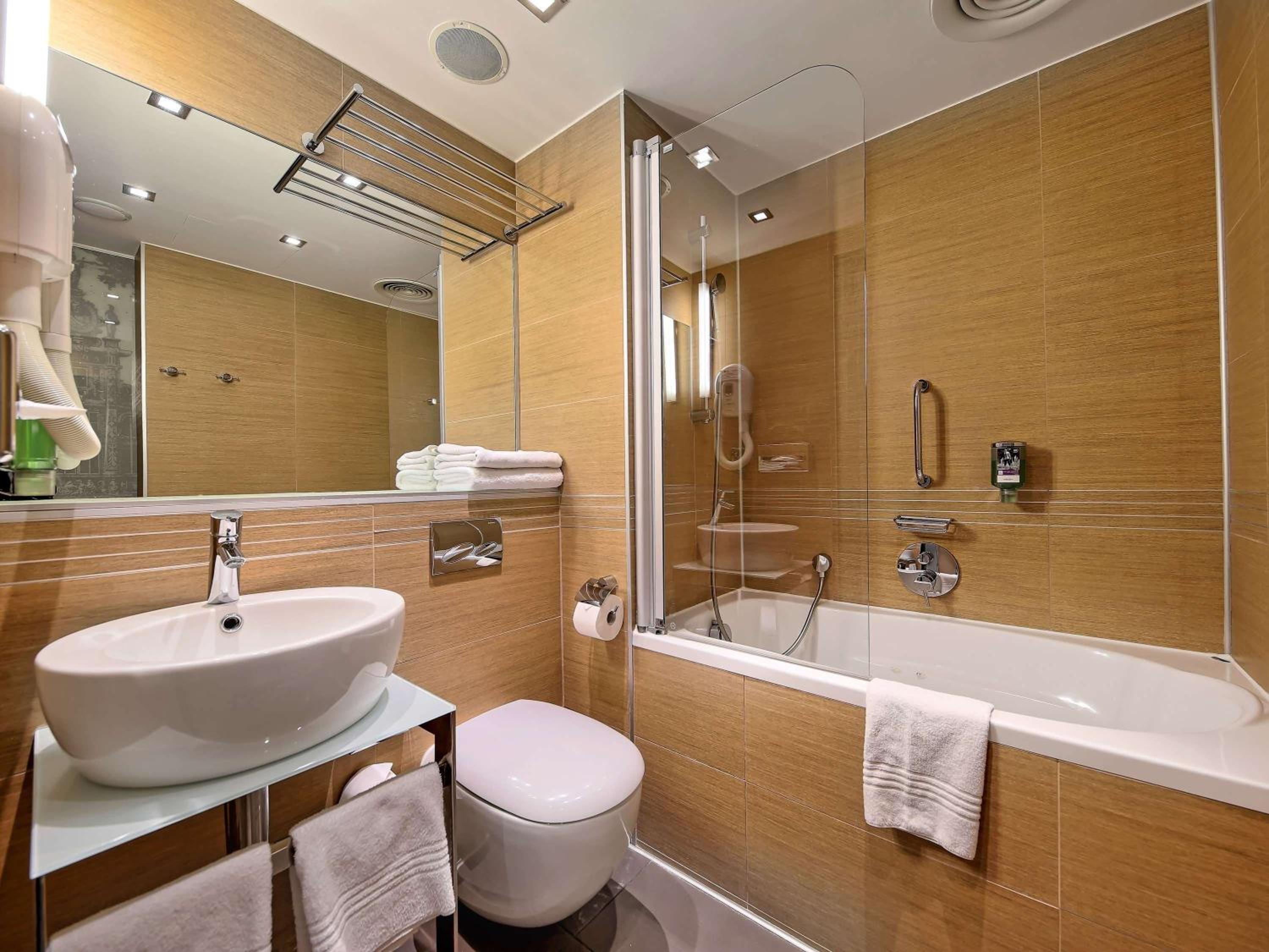 Standard Twin Room with City View - Photo 5