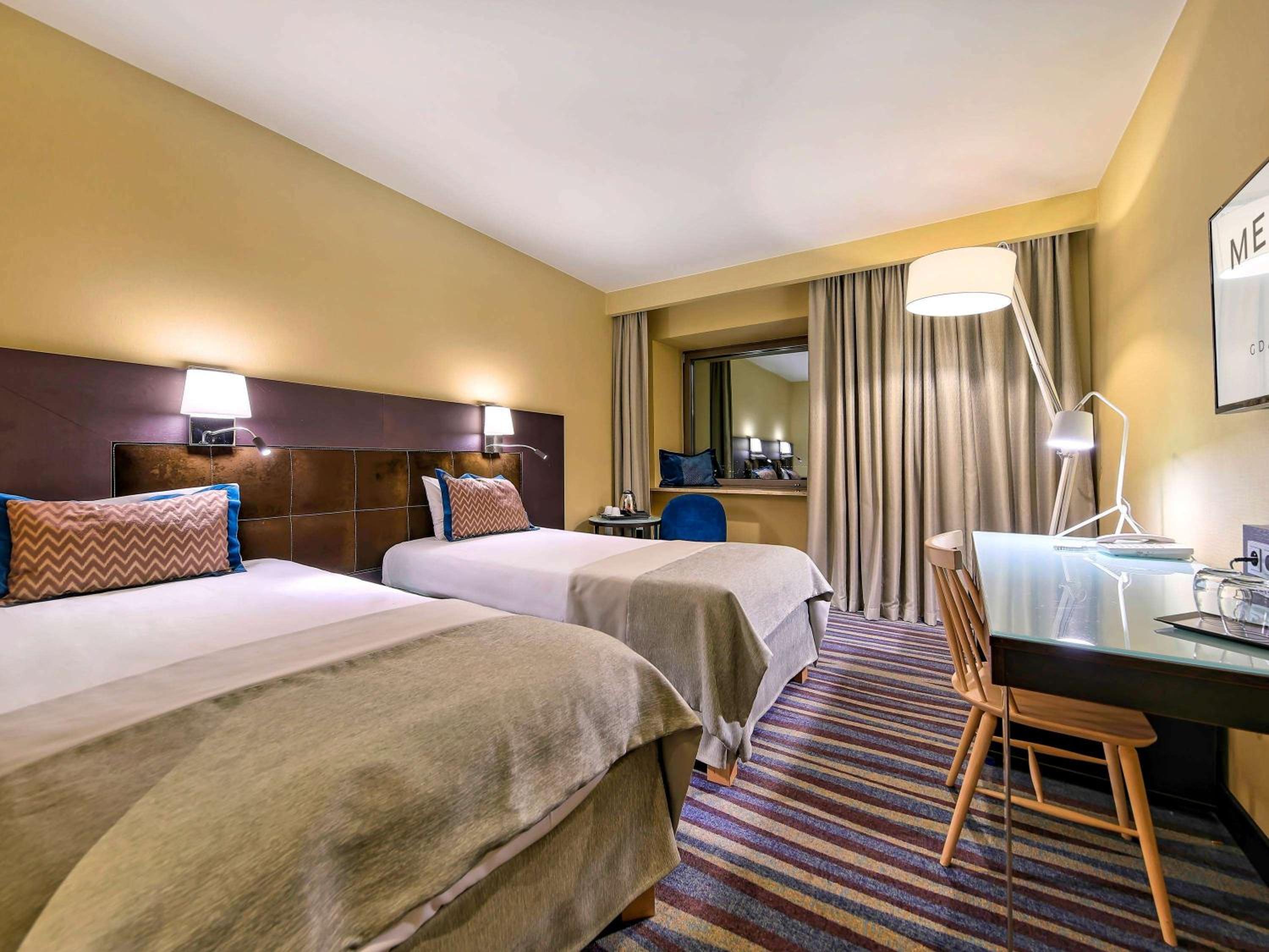 Standard Twin Room with City View - Photo 7