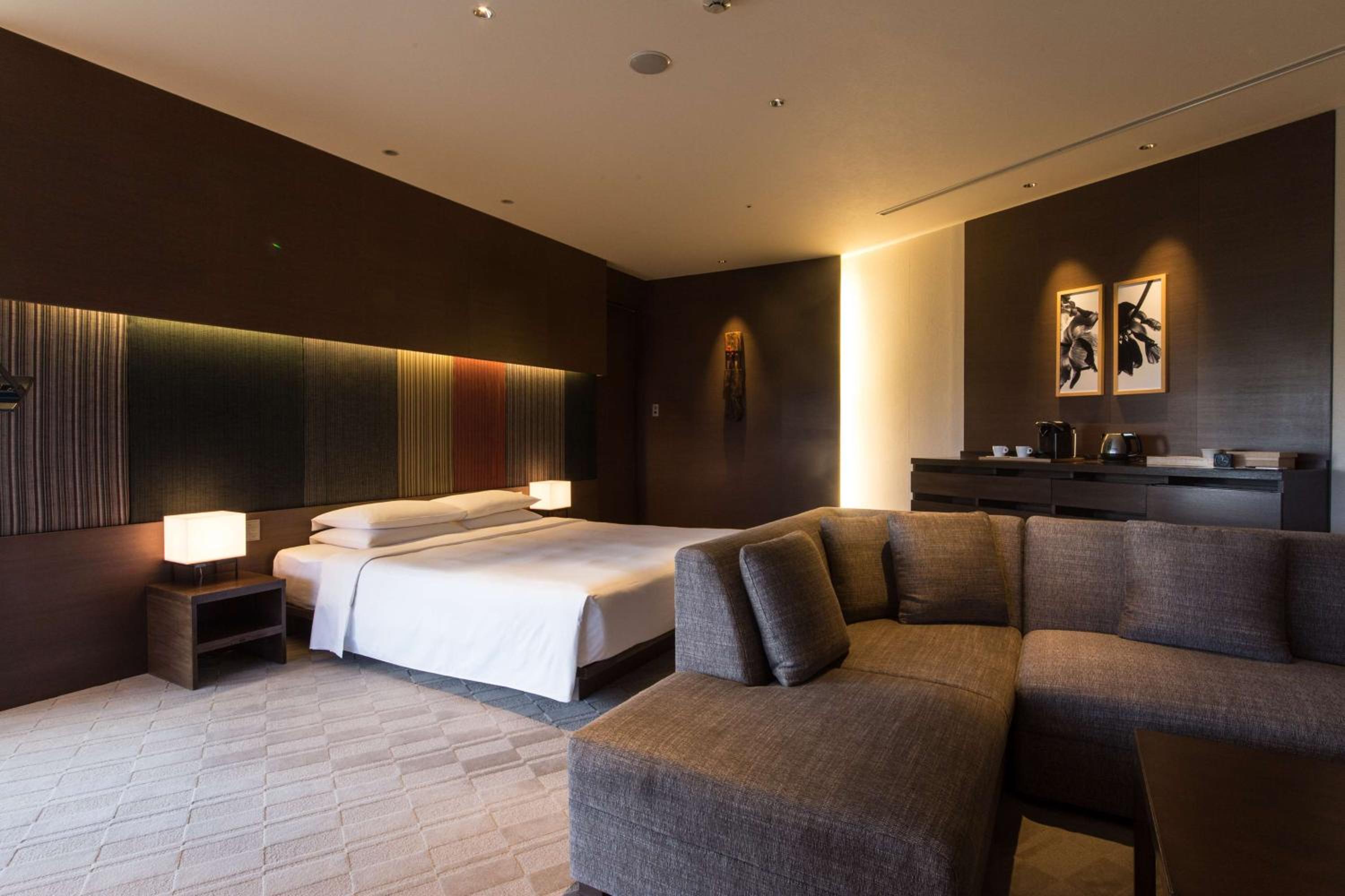 Deluxe King Room with Balcony - Photo 1