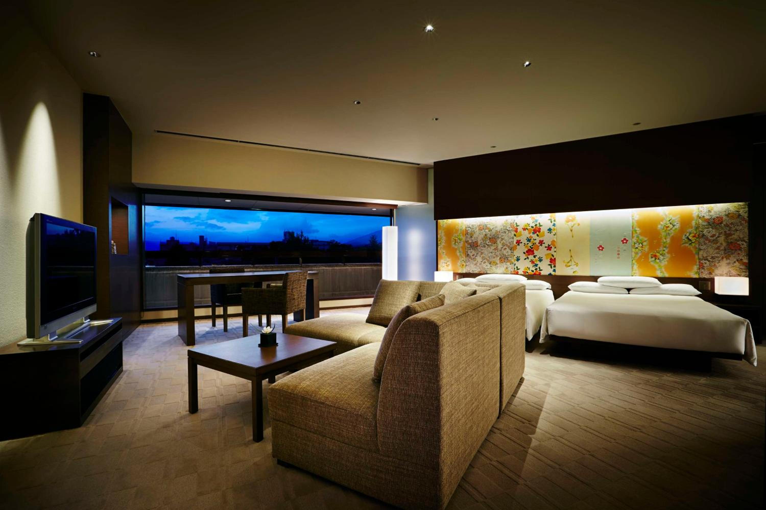 Deluxe Double Room with Two Double Beds and Balcony photo 1