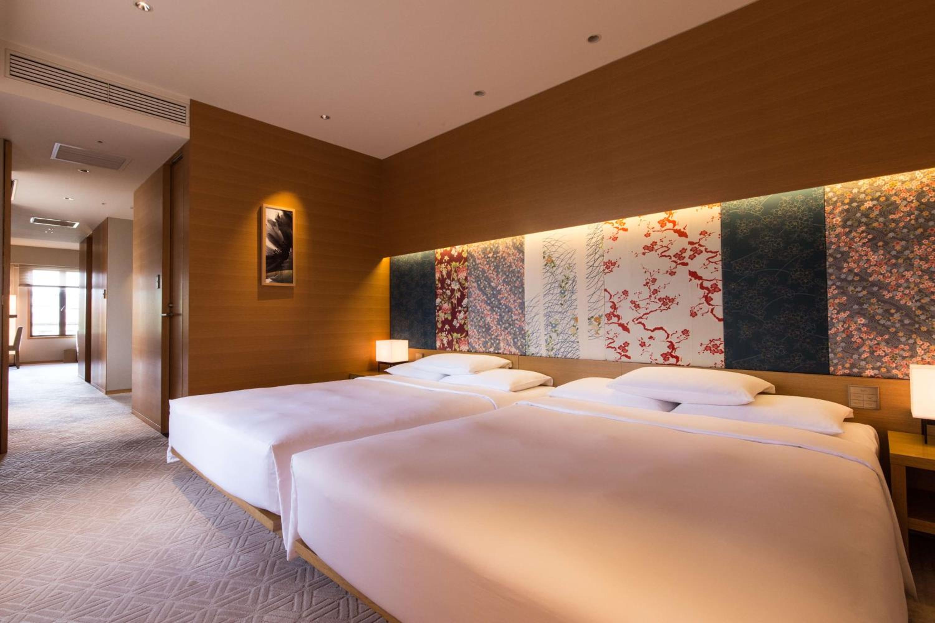 Deluxe Corner Room with Two Queen Beds photo 1