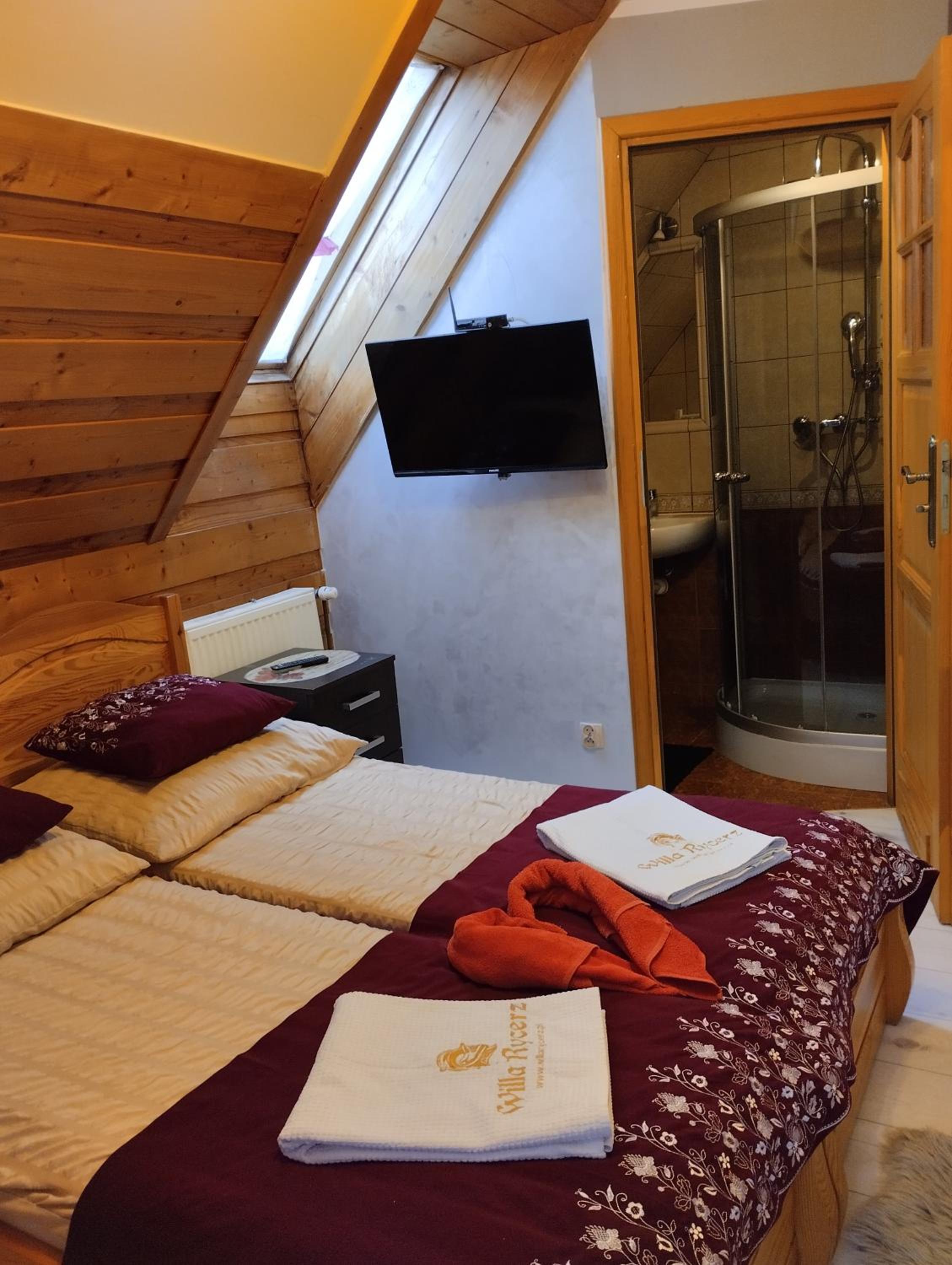 Twin Room with Bathroom - Photo 1