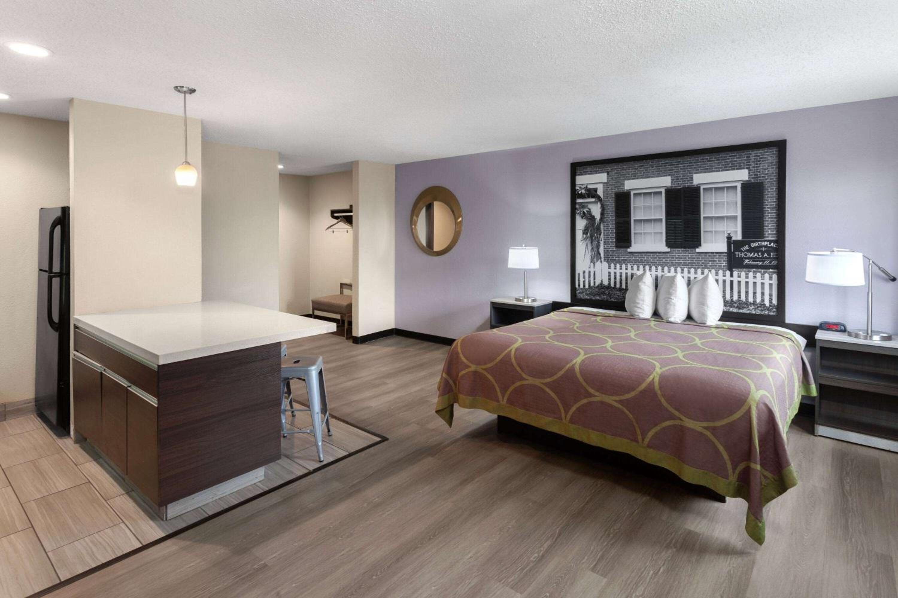 King Suite with Jetted Tub - Non-Smoking photo 1