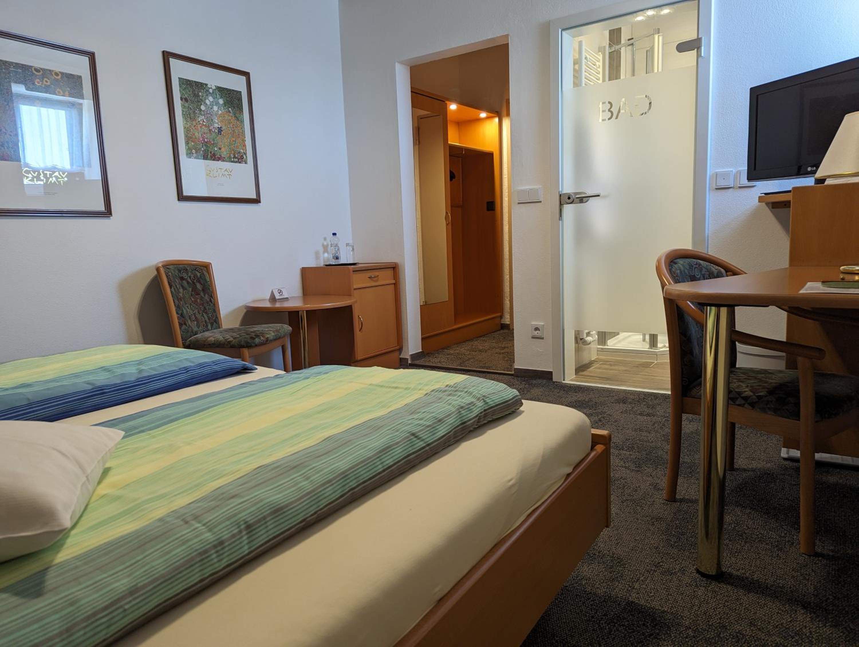 Double or Twin Room - Photo 4