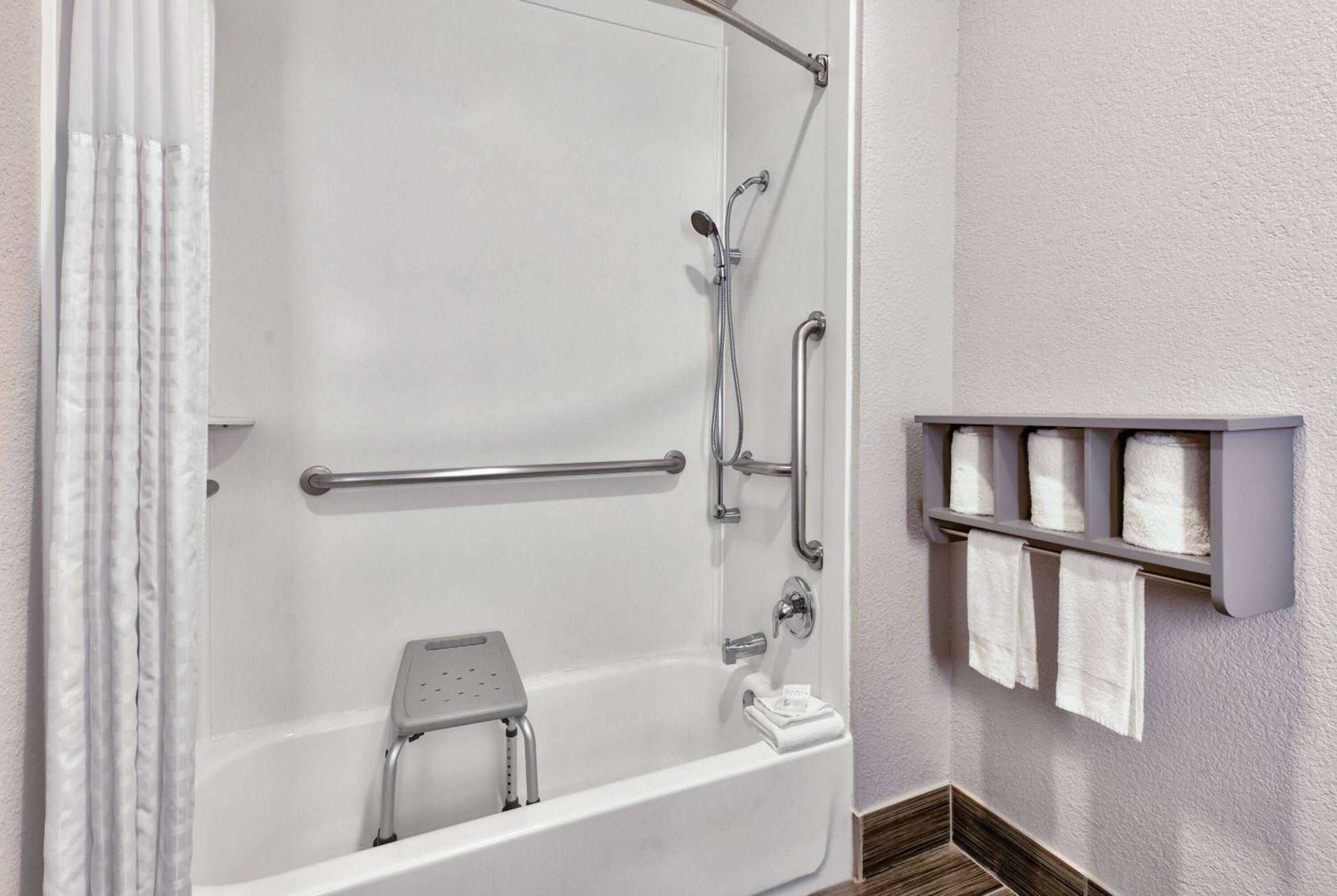 King Bed, Mobility/Hearing Accessible Room, Bathtub w/ Grab Bars, Non-Smoking - Photo 2