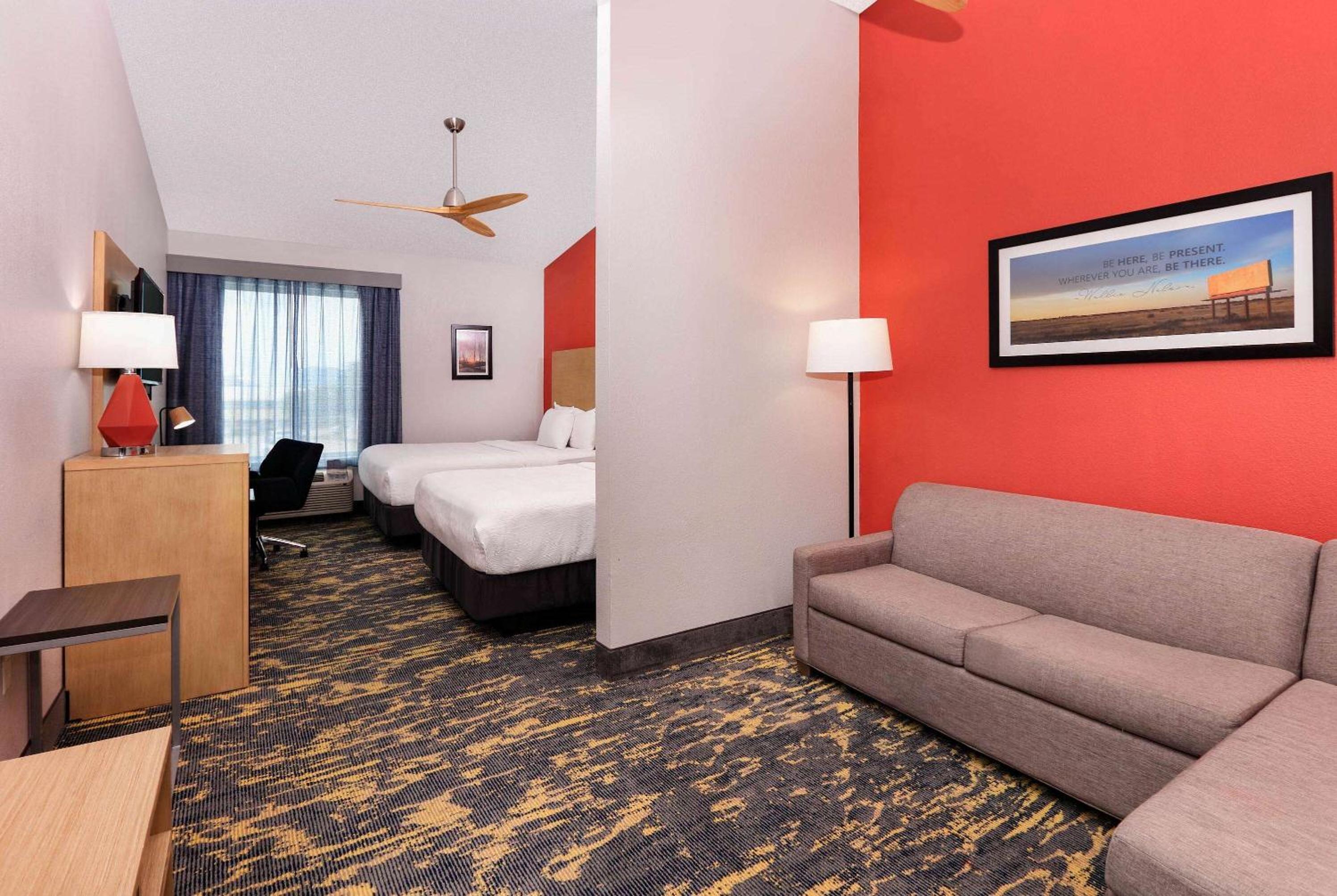 Executive Queen Room with Two Queen Beds - Photo 1