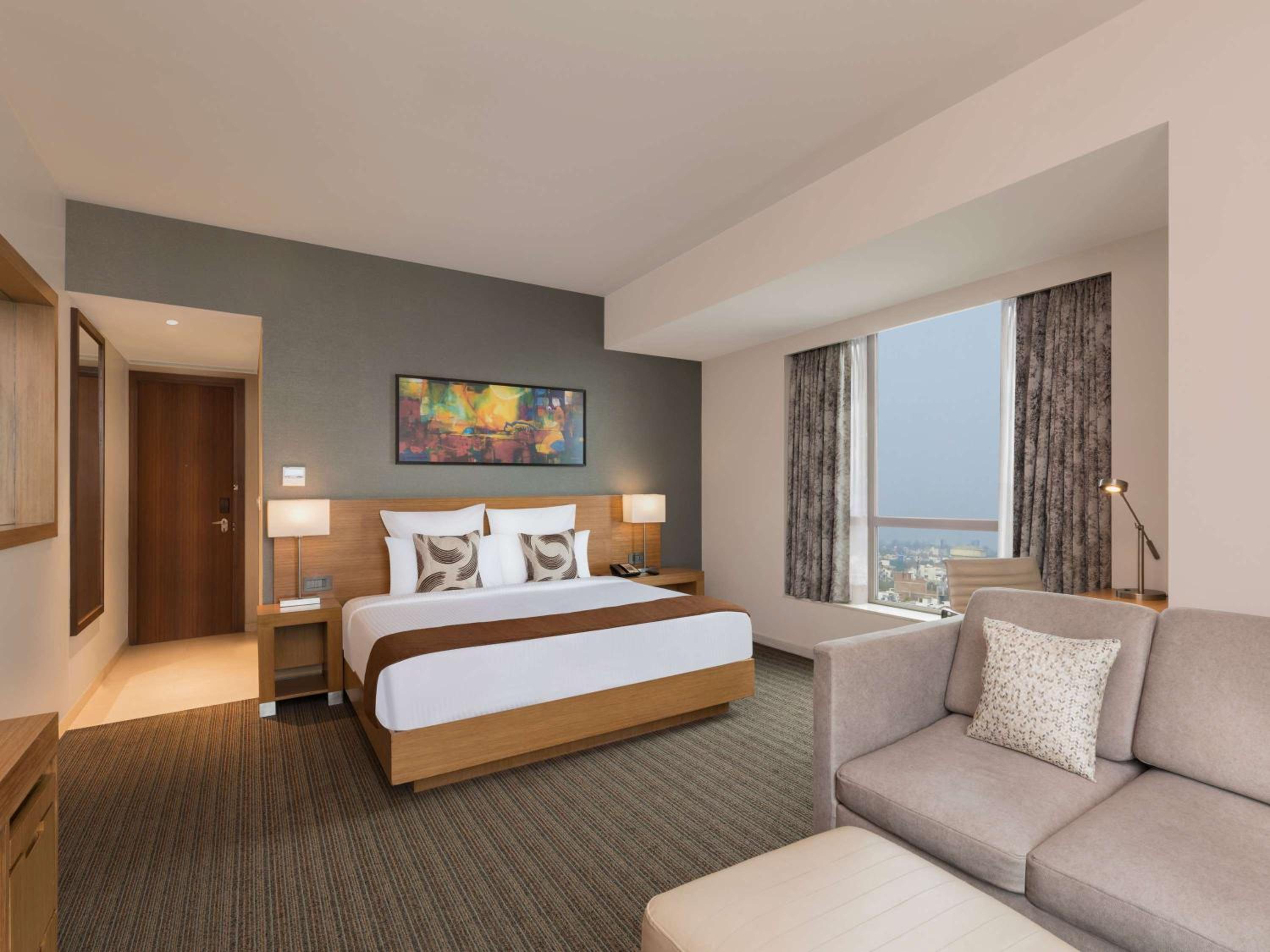 Junior Suite | Unlimited imported liquor at the Premium Lounge (6–8 pm), tea/coffee (10 am–10 pm), one-way airport transfer and 20% off on F&B, Laundry, Spa and Transport photo 2