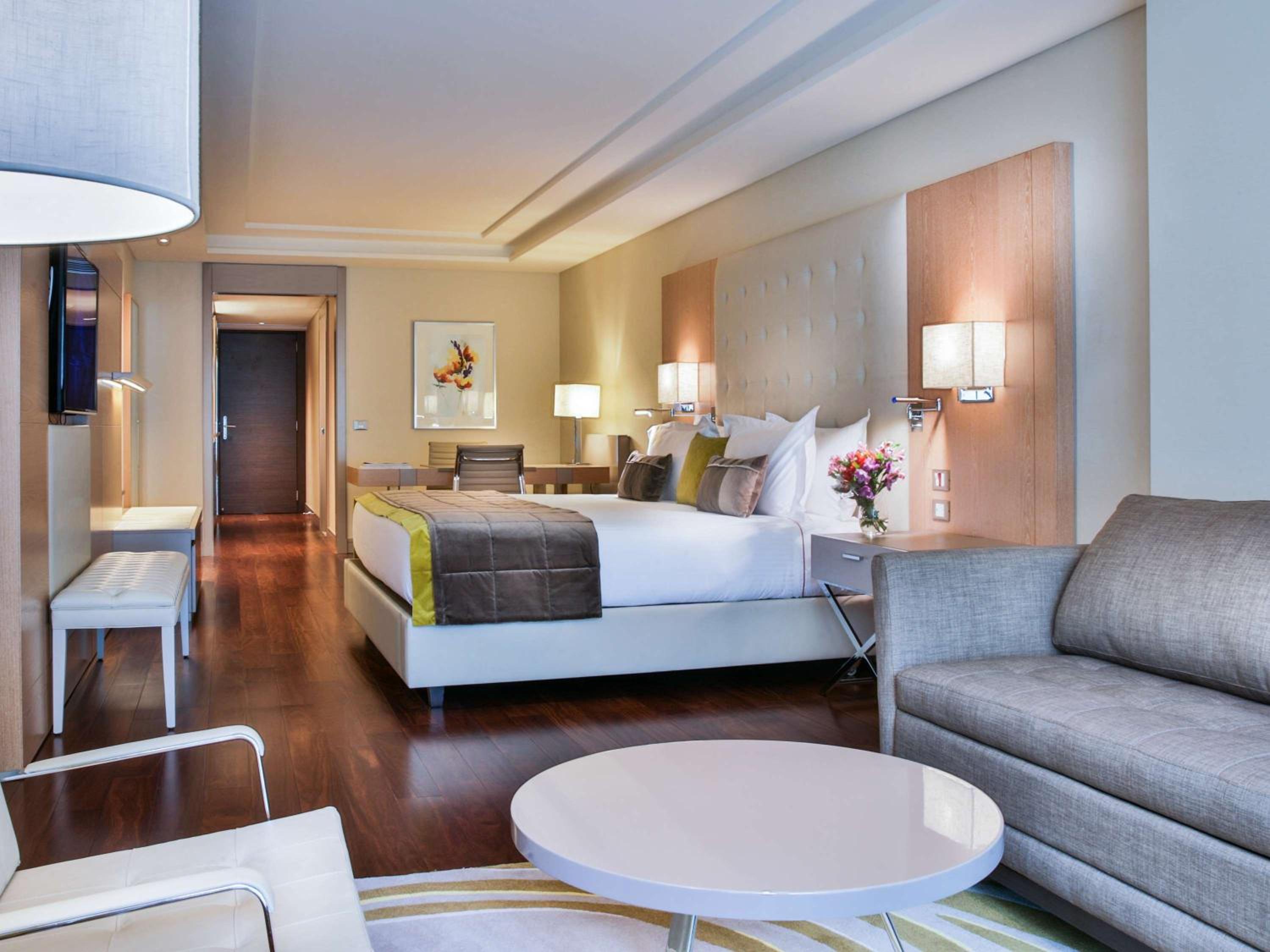 Deluxe King Suite with Balcony and Park View thumbnail 6